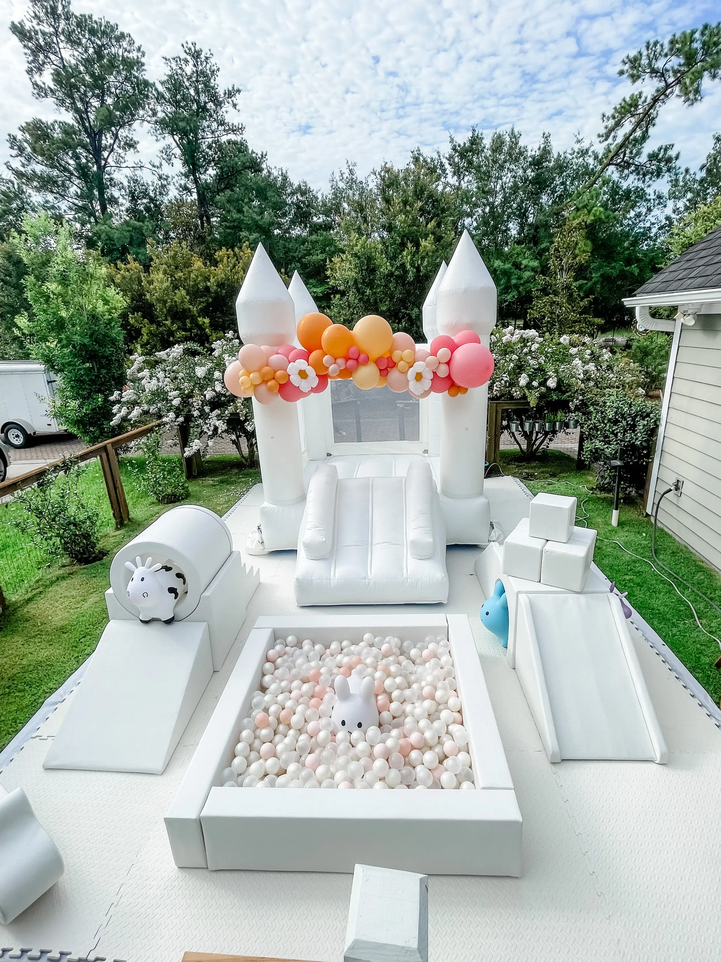 Party Rentals Animal Hoppers Ball Pit Bounce House Portable Mobile White Toddler Kids Soft Play Equipment Indoor Playground