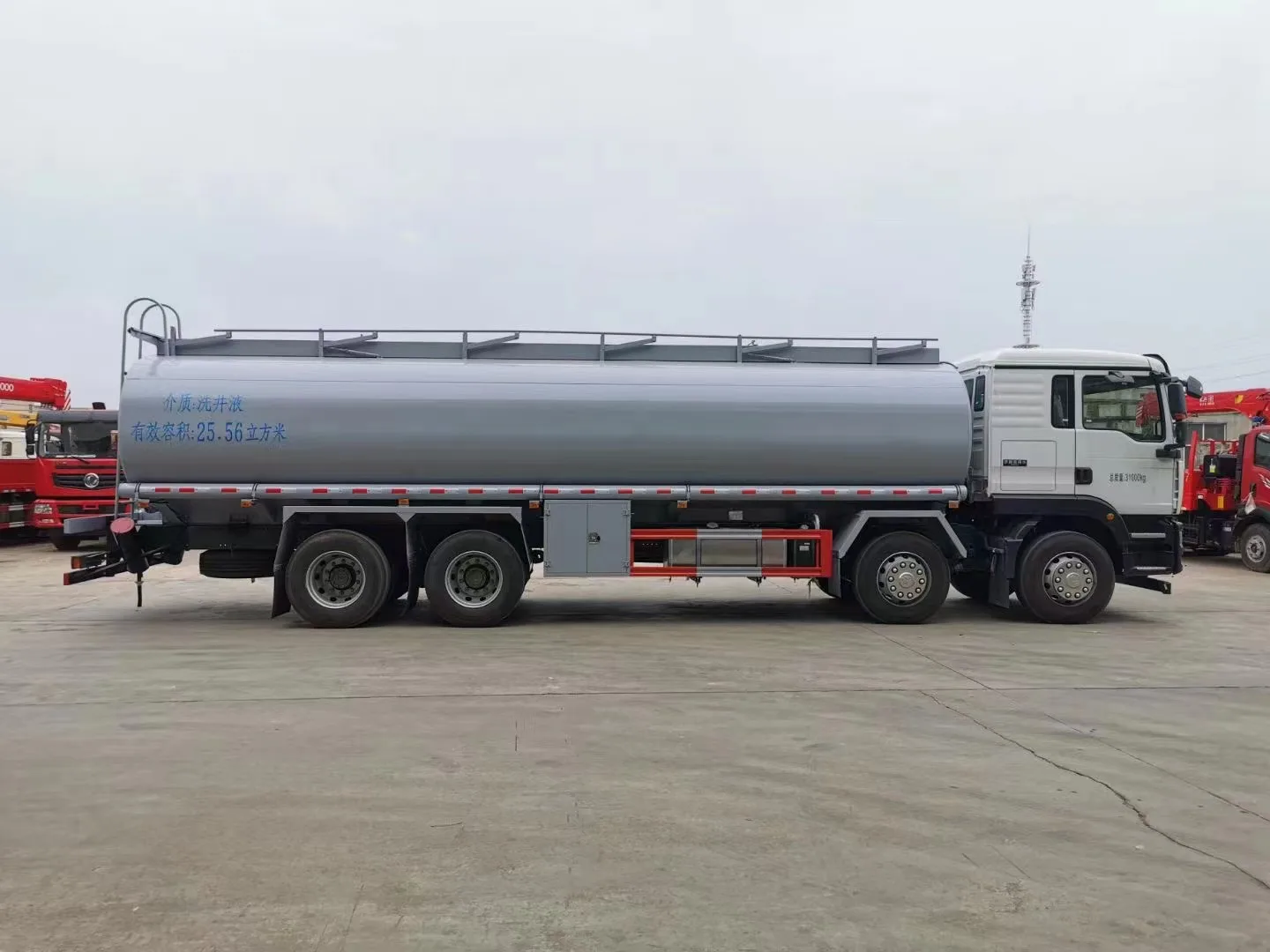 HOWO Sinotruk 6x4 8x4 20 28cbm 20000 Liters 6000 Gallon 400hp Fuel Dispenser Tank Truck Used Oil Fuel Tank truck