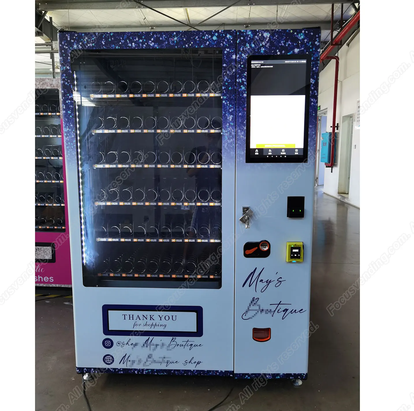 Новый торговый автомат для косметики с бесплатной