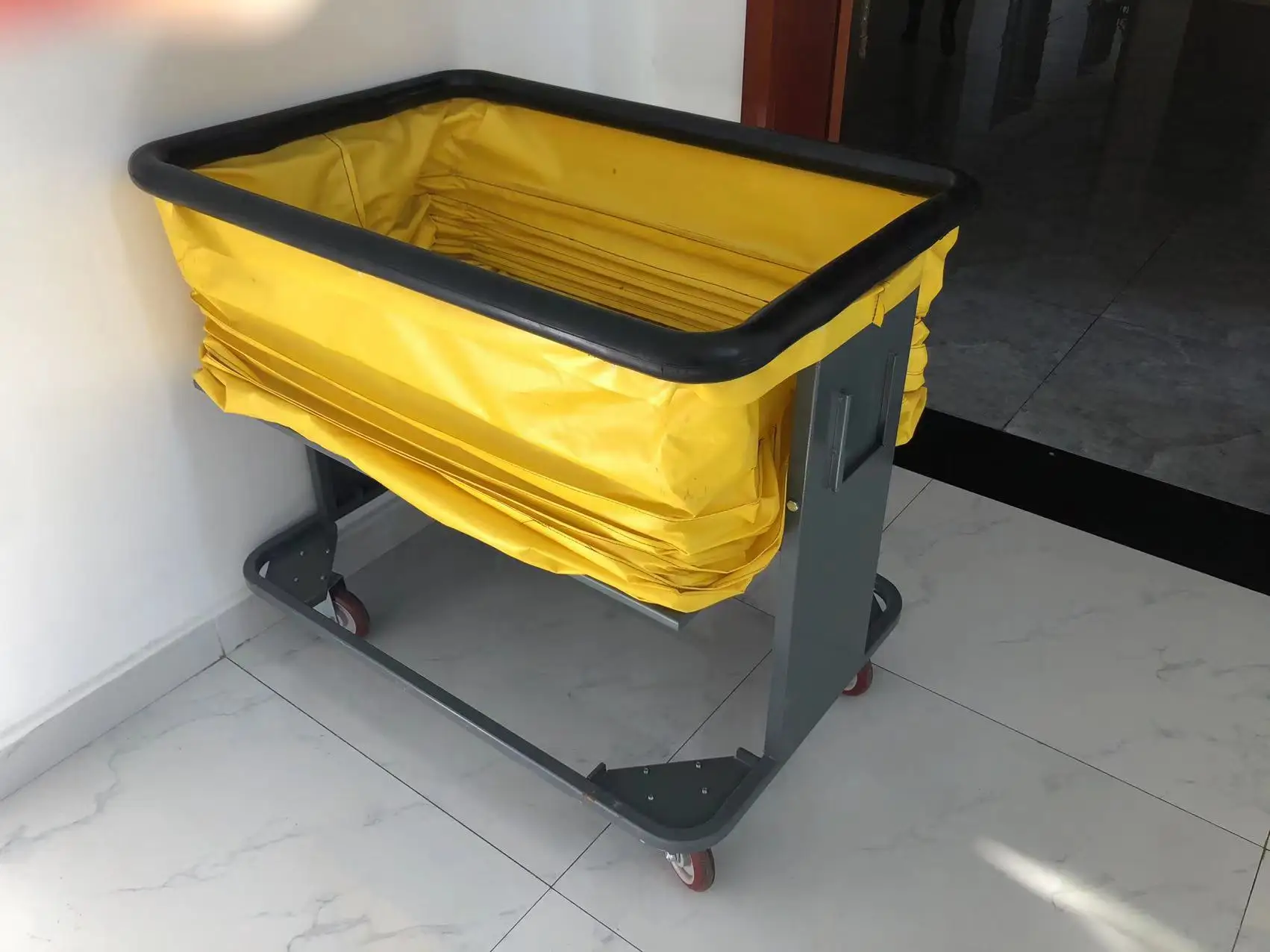 Self-levelling trolley for warehouse hotel restaurant moving container