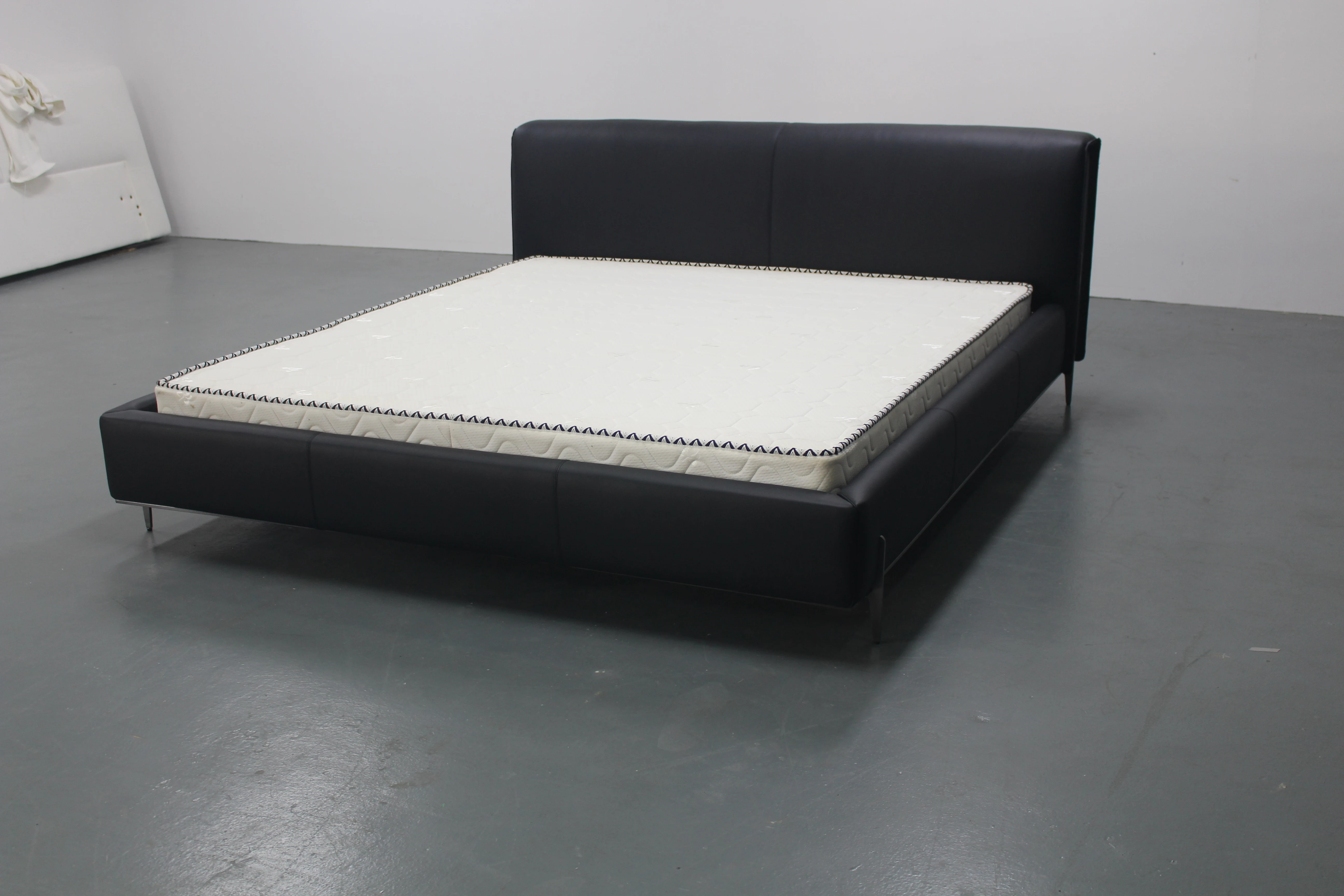 China Factory Italian Style Customized Double Queen King Size Black PU Real Leather Wooden Bed