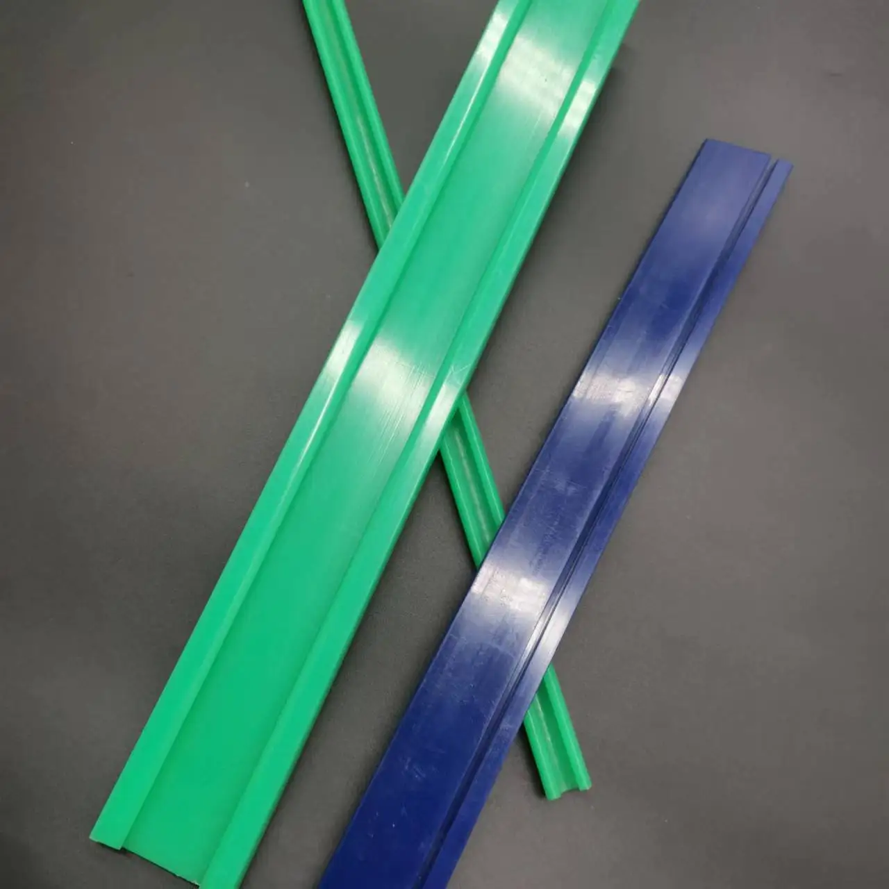 High Wear Resistance Custom Extrusion UHMW PE1000 Profile White Green Wear Strip
