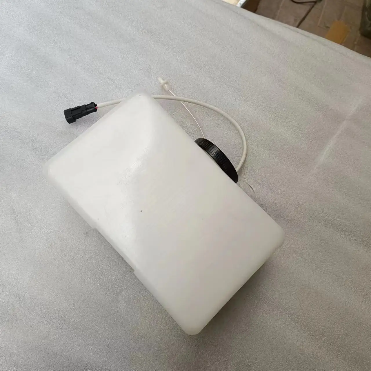 China Factory Prices Windshield Washer Fluid Reservoir Tank Better Windshield Washer Tank Pajero