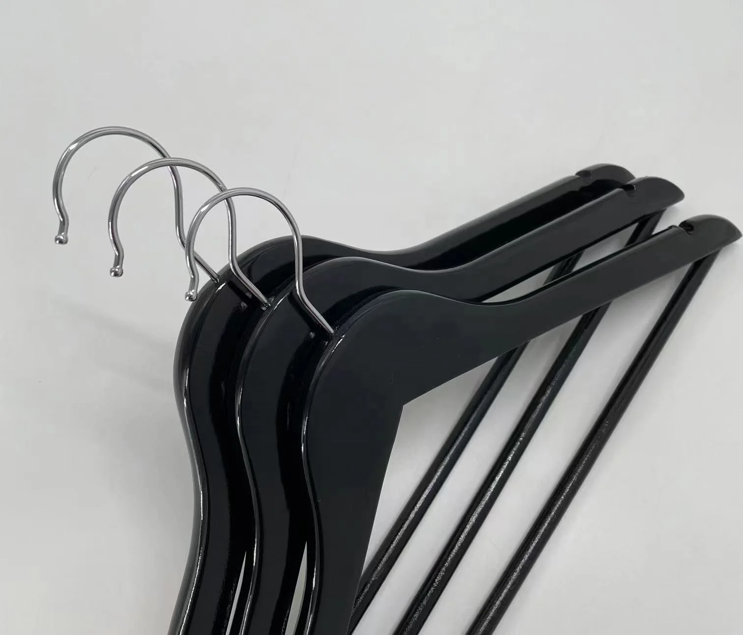 LM6601  Wholesale Black Wood Clothes Hanger with Across Bar