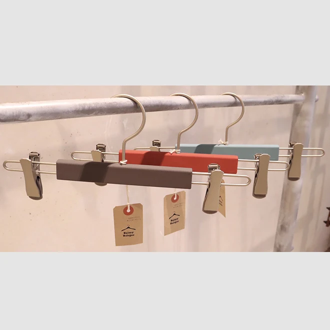 Small Lots 100 Pieces Available Non-slip Bulk Custom Wholesale kids Luxury Colors Resin Wood Coat Clothes Hanger With Grip Clip In Japan