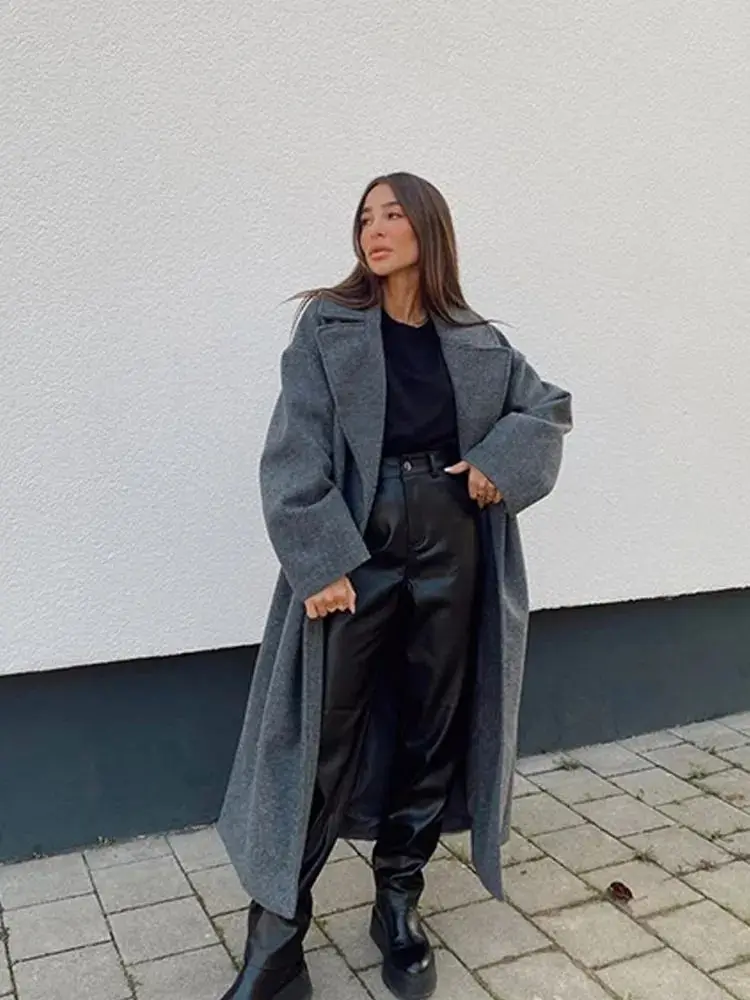 Пальто женское длинное двубортное с лацканами