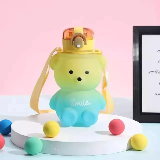 Горячая распродажа симпатичная бутылка для воды Tiktok пластиковая девочек с медвежонком напитков соломой и ручкой