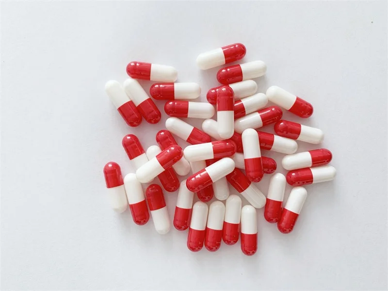 The empty gelatin capsule of the drug container is transparent and customized