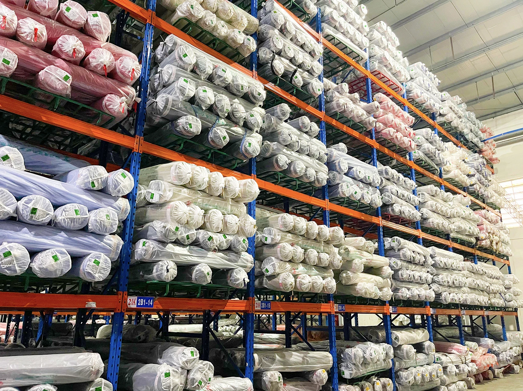 Оптовая Продажа с фабрики Yilong 65% полиэфирная 35% хлопковая легкая плотная Поплиновая ткань для прокладки рубашки