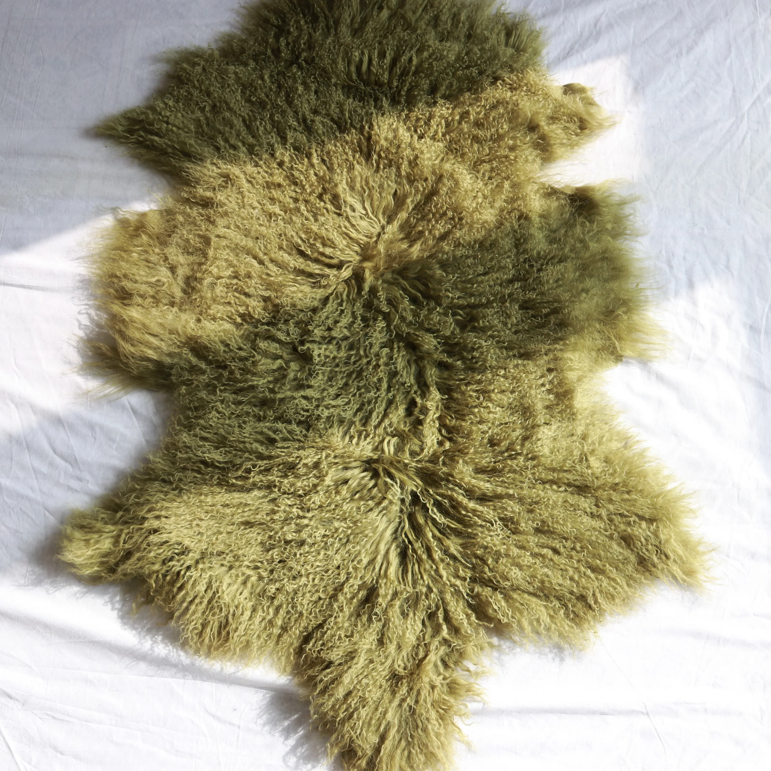 OEM Factory Wholesale Mongolian Lamb Hides Custom Size Tibetan Sheepskin Carpet Rugs