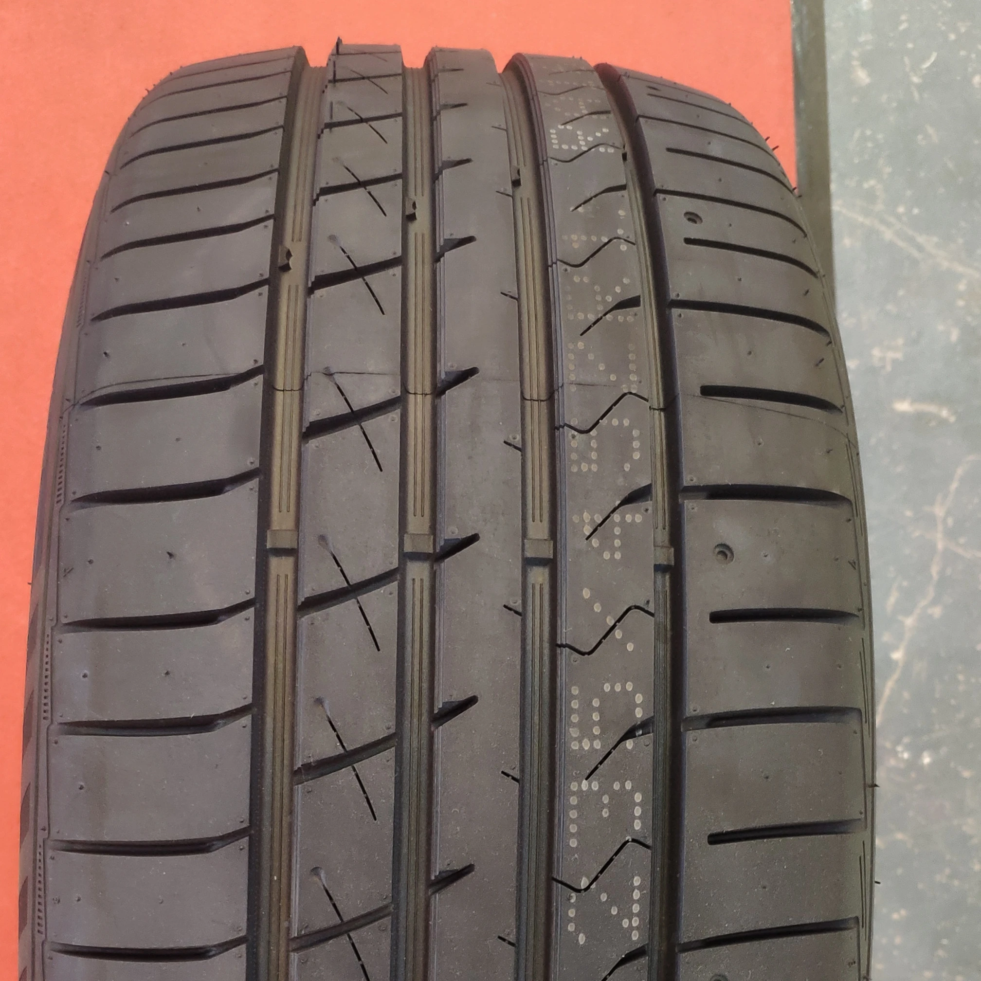 Высококачественные шины PCR с длинным пробегом UHP & FRT HF330 205/40ZR17 для