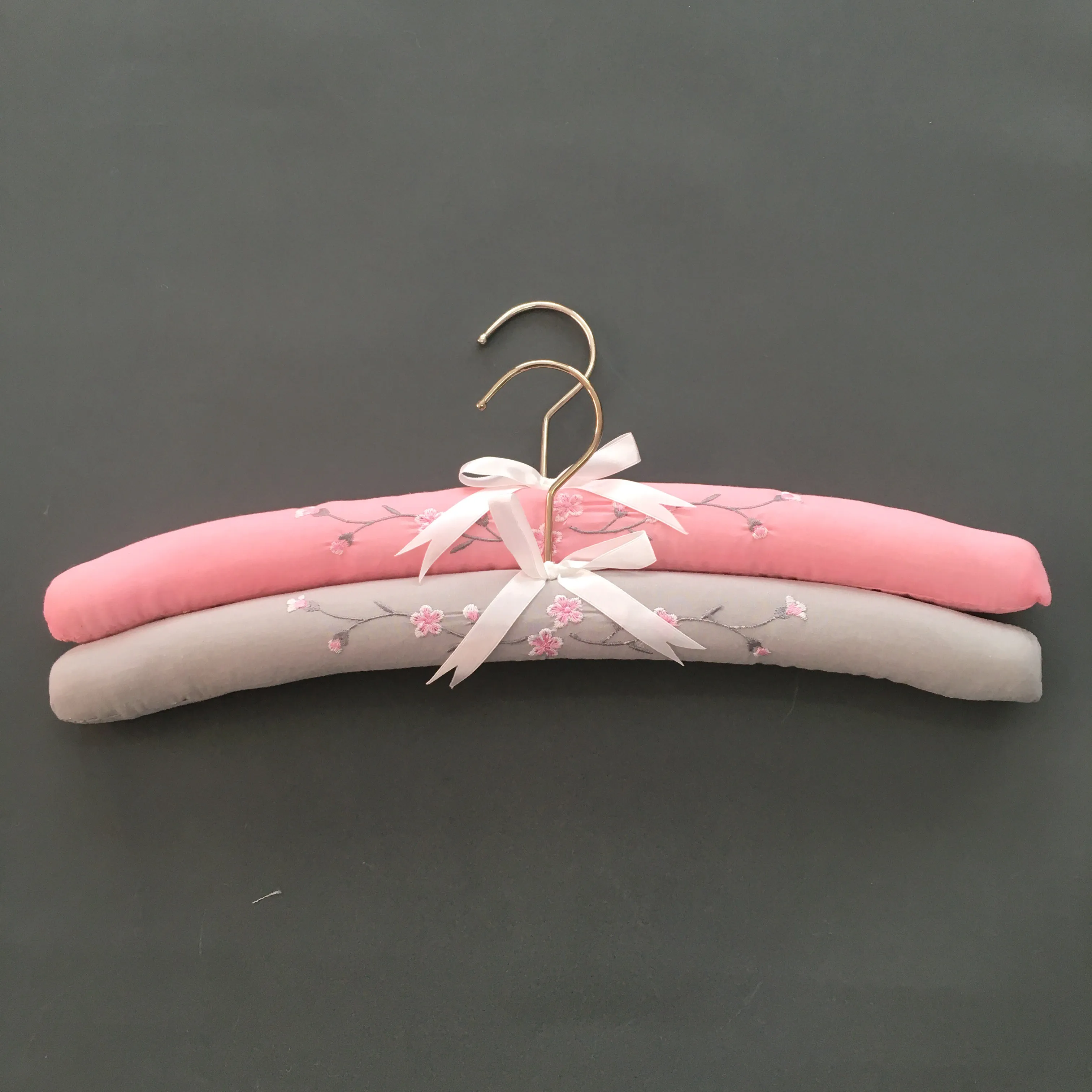 China Hot-Selling Clothes Coat Hangers Wholesale