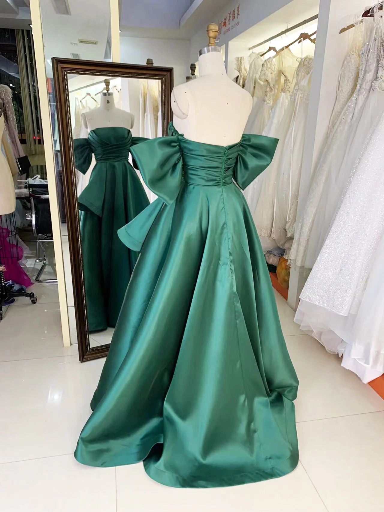 2025 New fashion custom strapless emerald satin fabric pleated dress modern party trend design evening dress