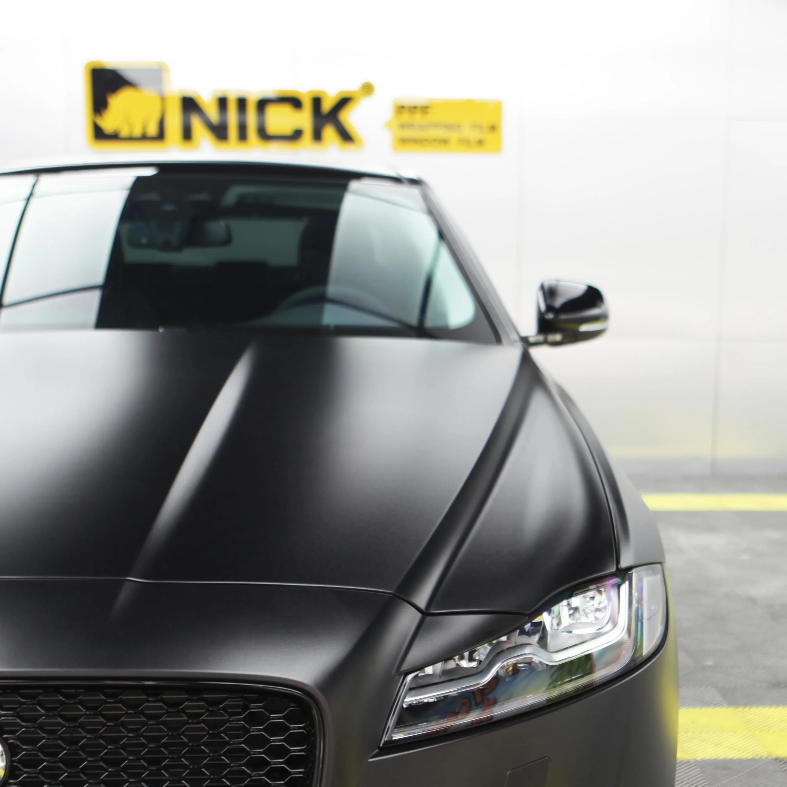 Ник завода Гуанчжоу по оптовой цене атласная металлическая хромированная vniyl матовый черный хромовые автомобильные виниловые наклейки на авто кузова автомобиля украшения виниловой пленки углеродное волокно