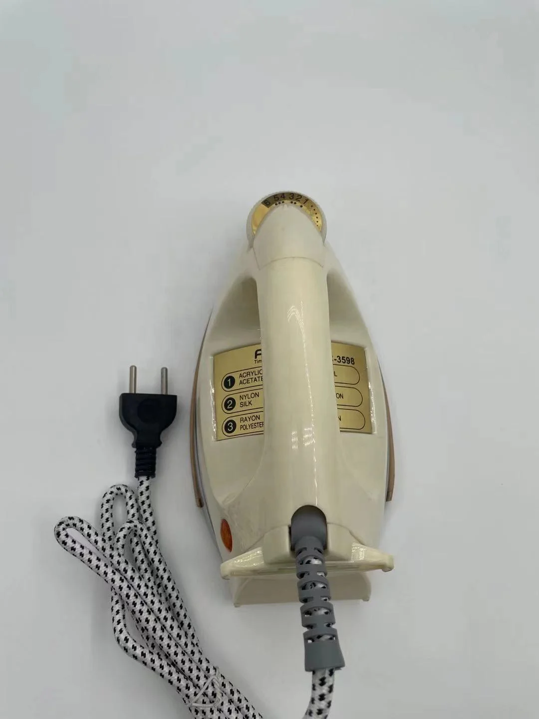 Jiema Electrical Appliance Factory, which has been exporting for 21 years, mainly produces a variety of electric irons