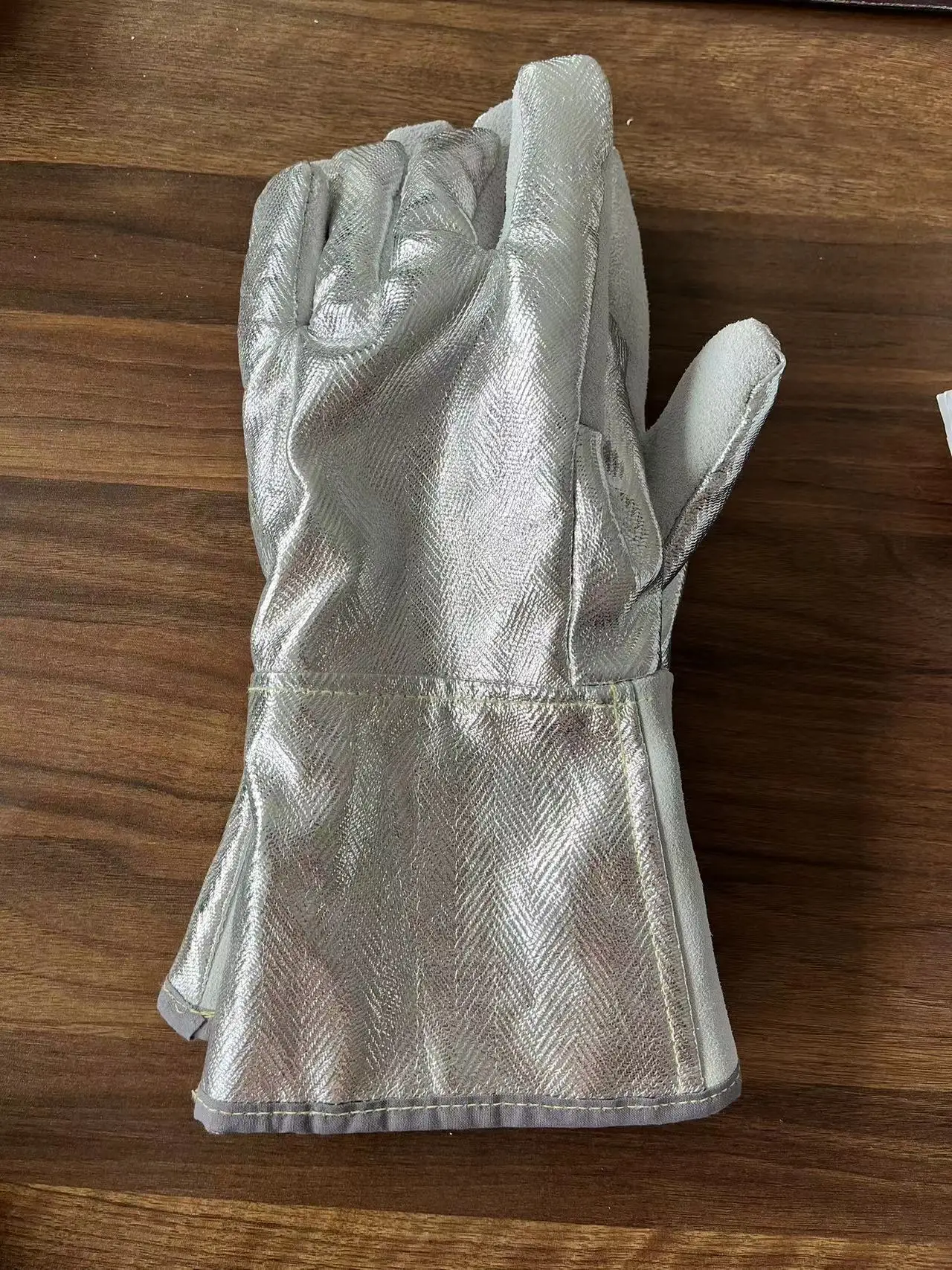 factory hot sale anti-radiant heat Aluminum safety gloves