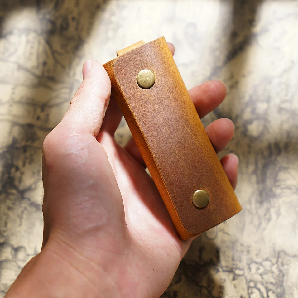 Vintage Full Grain Cowhide Key Ring Sleeve Durable Button Small Keychain Bag Car Case Fashion Key Pouch Free Sample Custom Logo