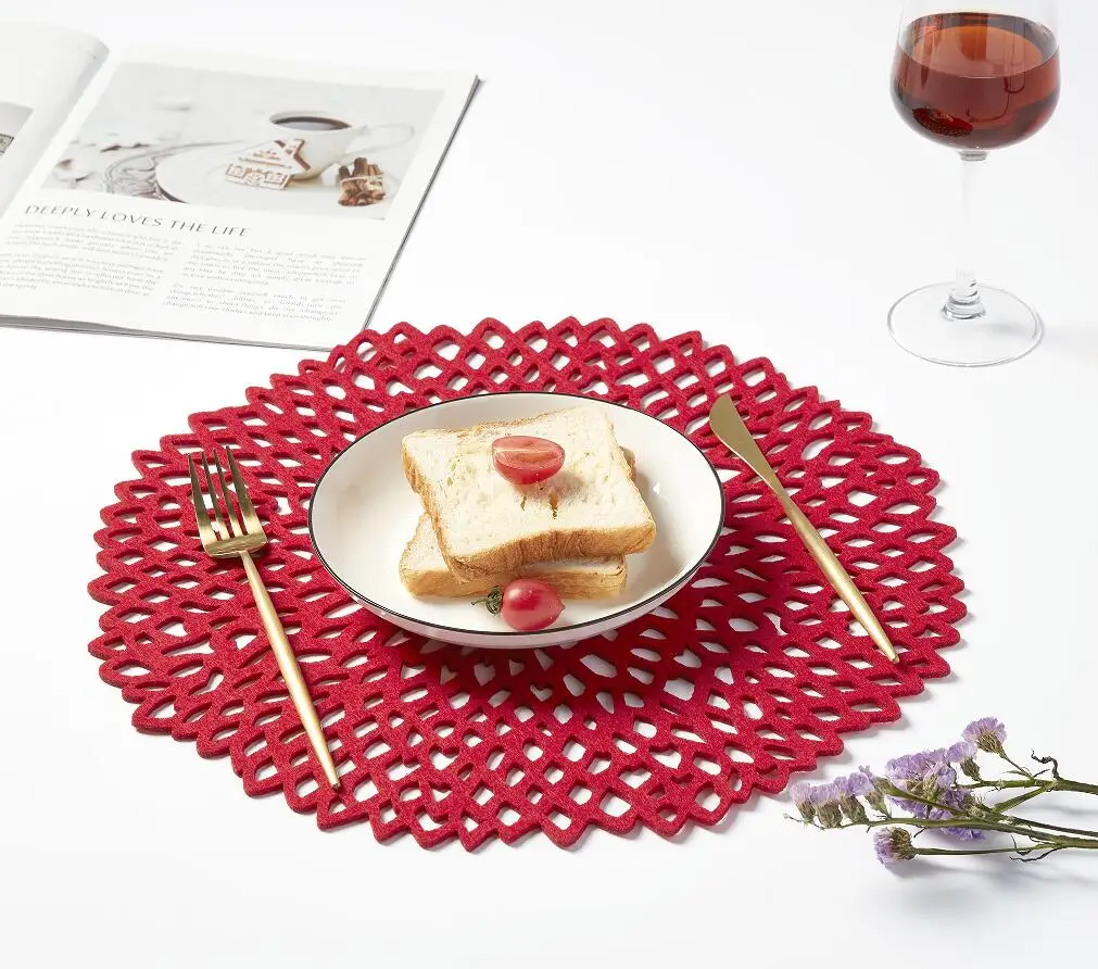 round flower hollow pattern Wholesale luxury PVC table placemat heat-resistant and stain-resistant table mat can b