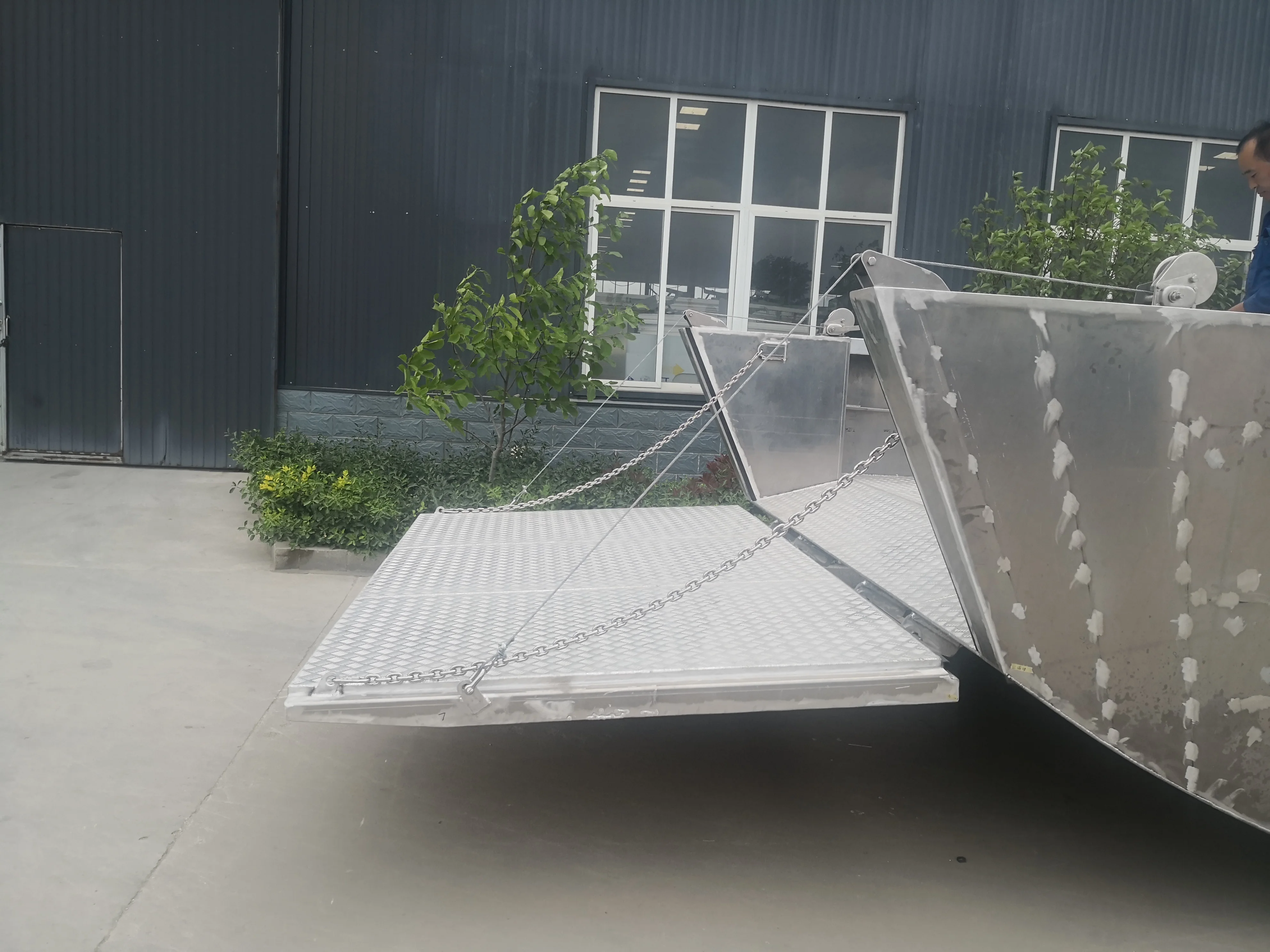 
aluminium landing craft with flybridge 