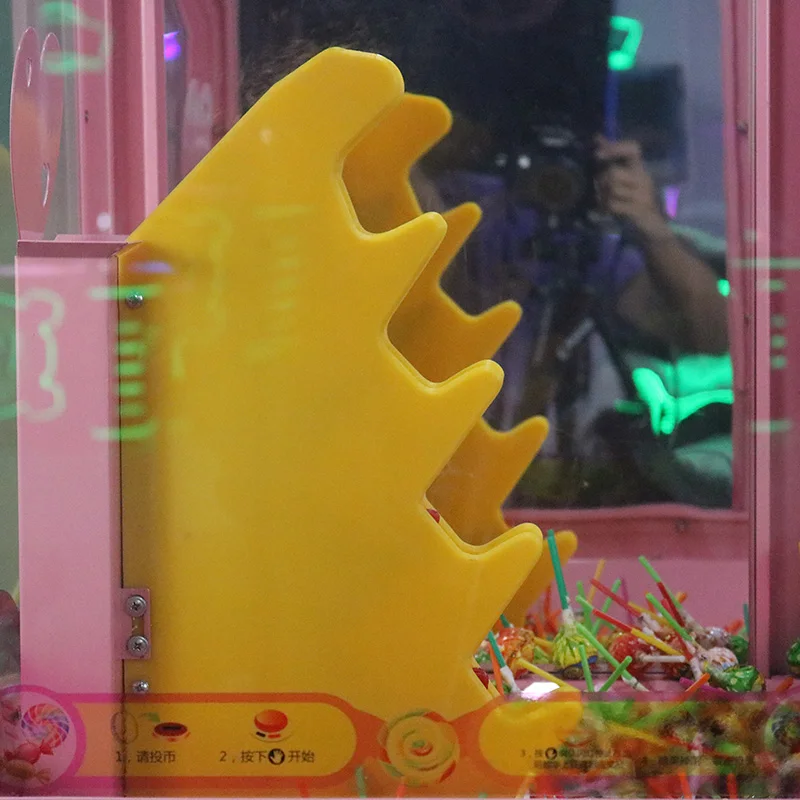 Hot selling candy gift game machine coin operated lollipop vending machine electric crane claw machine for sale