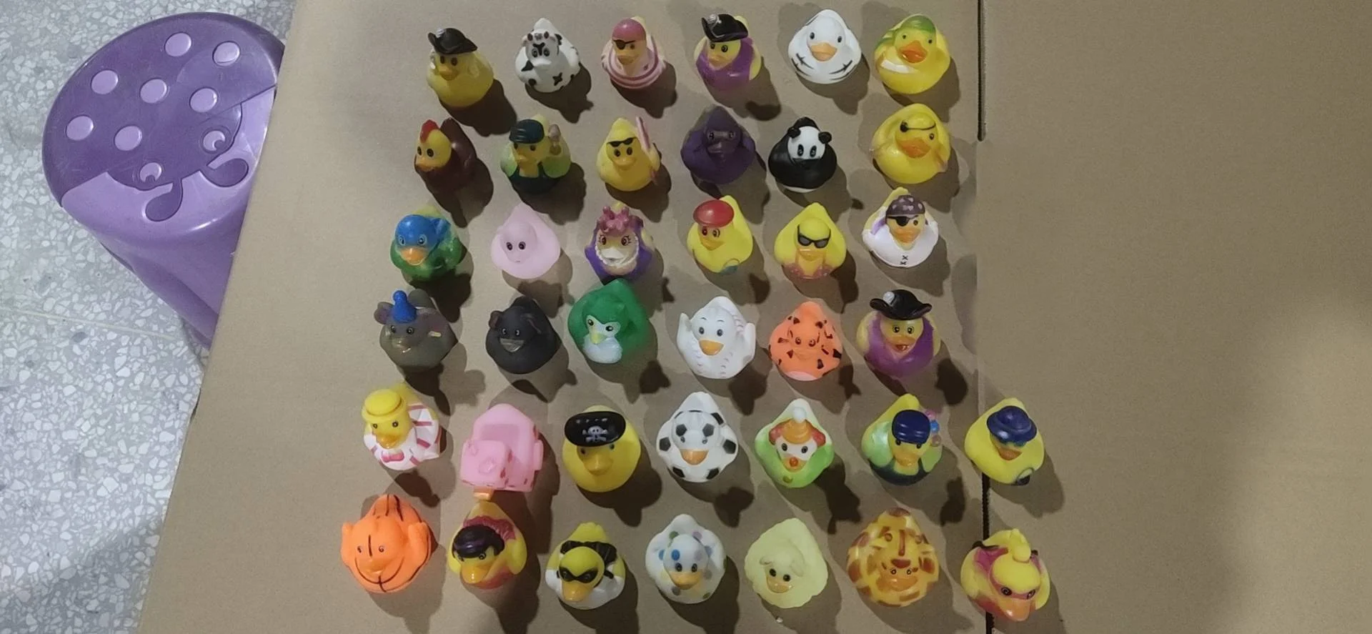 Low price baby bath toys yellow duck bulk weighted different designs rubber ducks