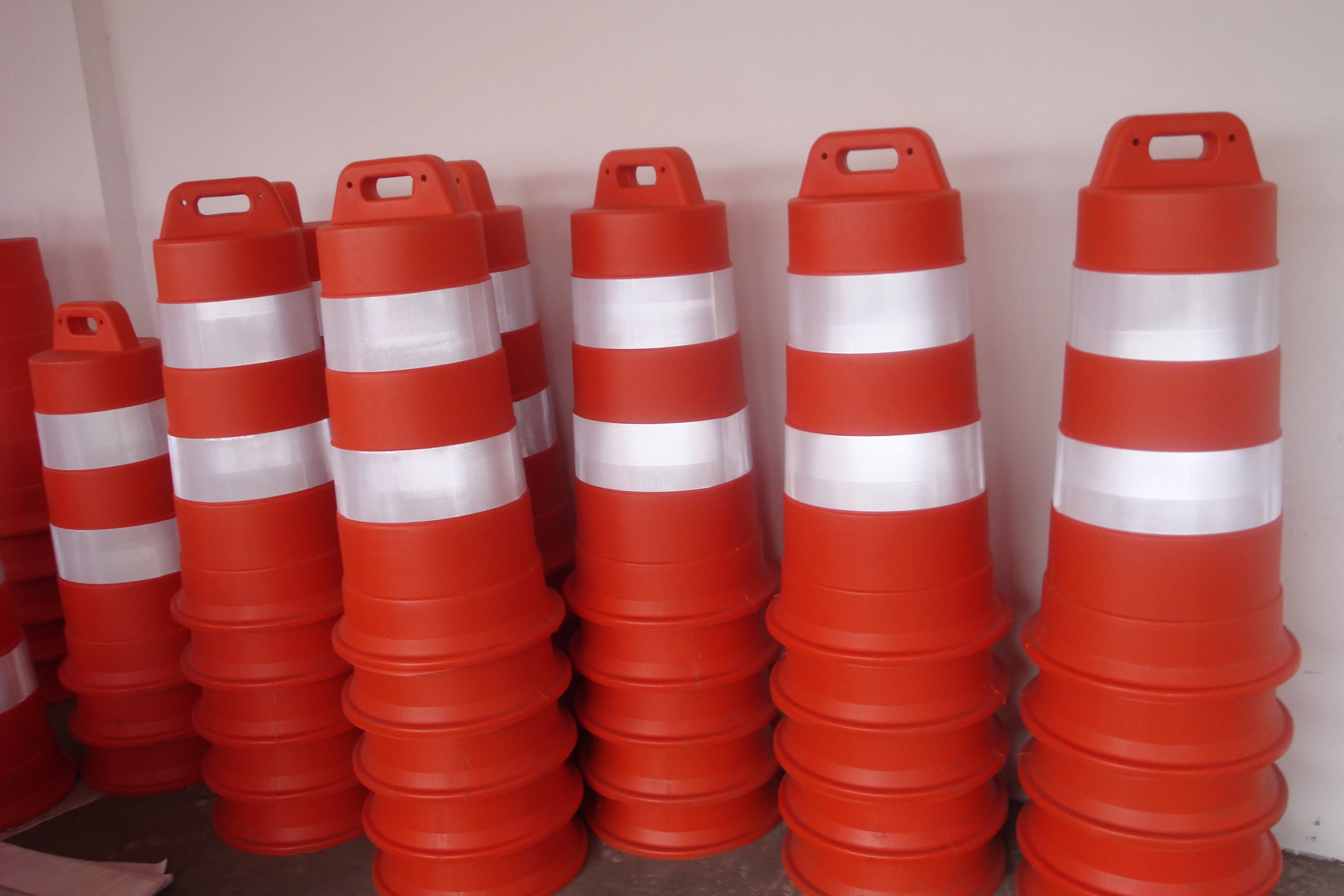 Dingwang Wholesale Portable Plastic Traffic Safety Drum Stripes Construction Road Barrel Crash Bucket Rubber Traffic Barriers