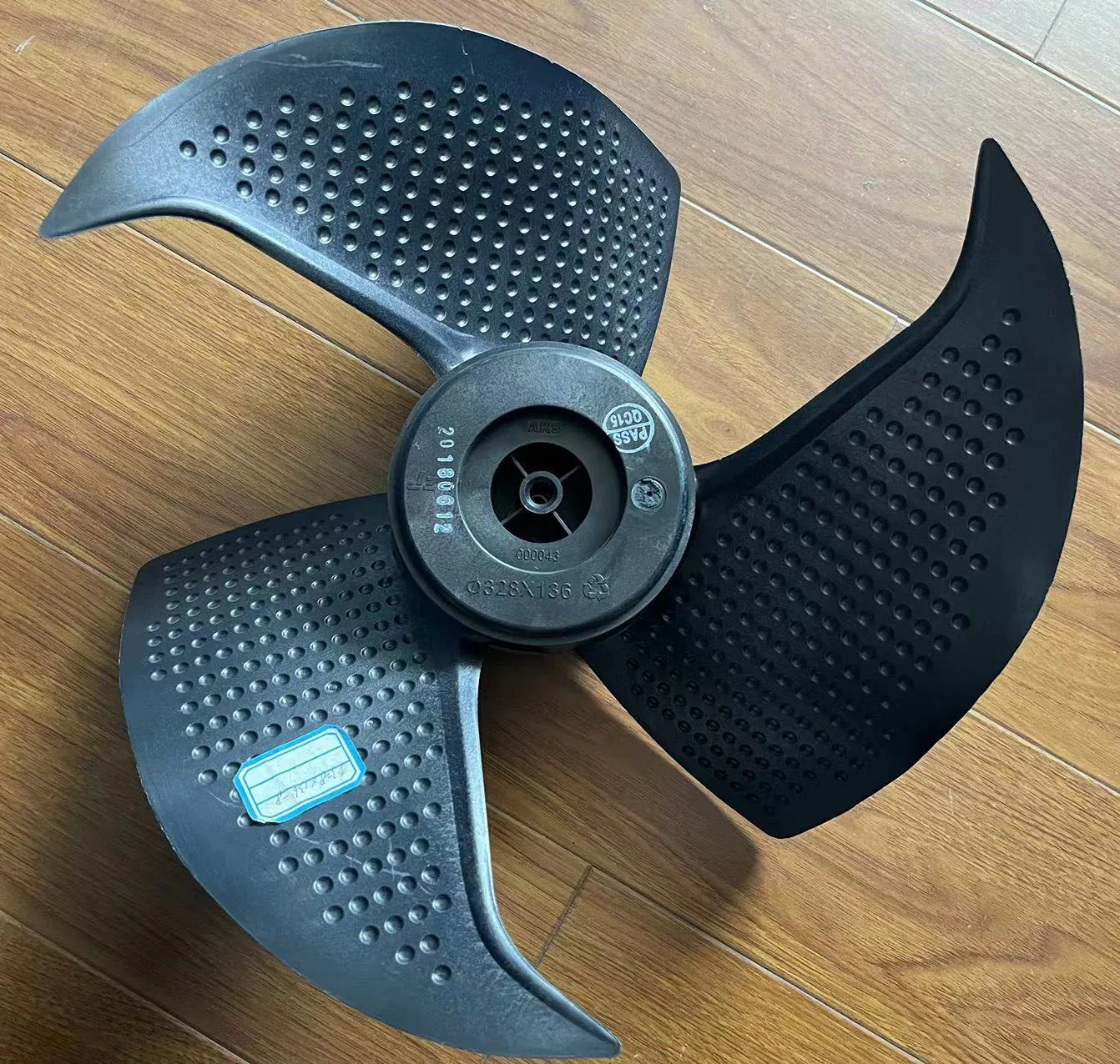 Axial flow impeller for ventilation and heat dissipation outside the air conditioner