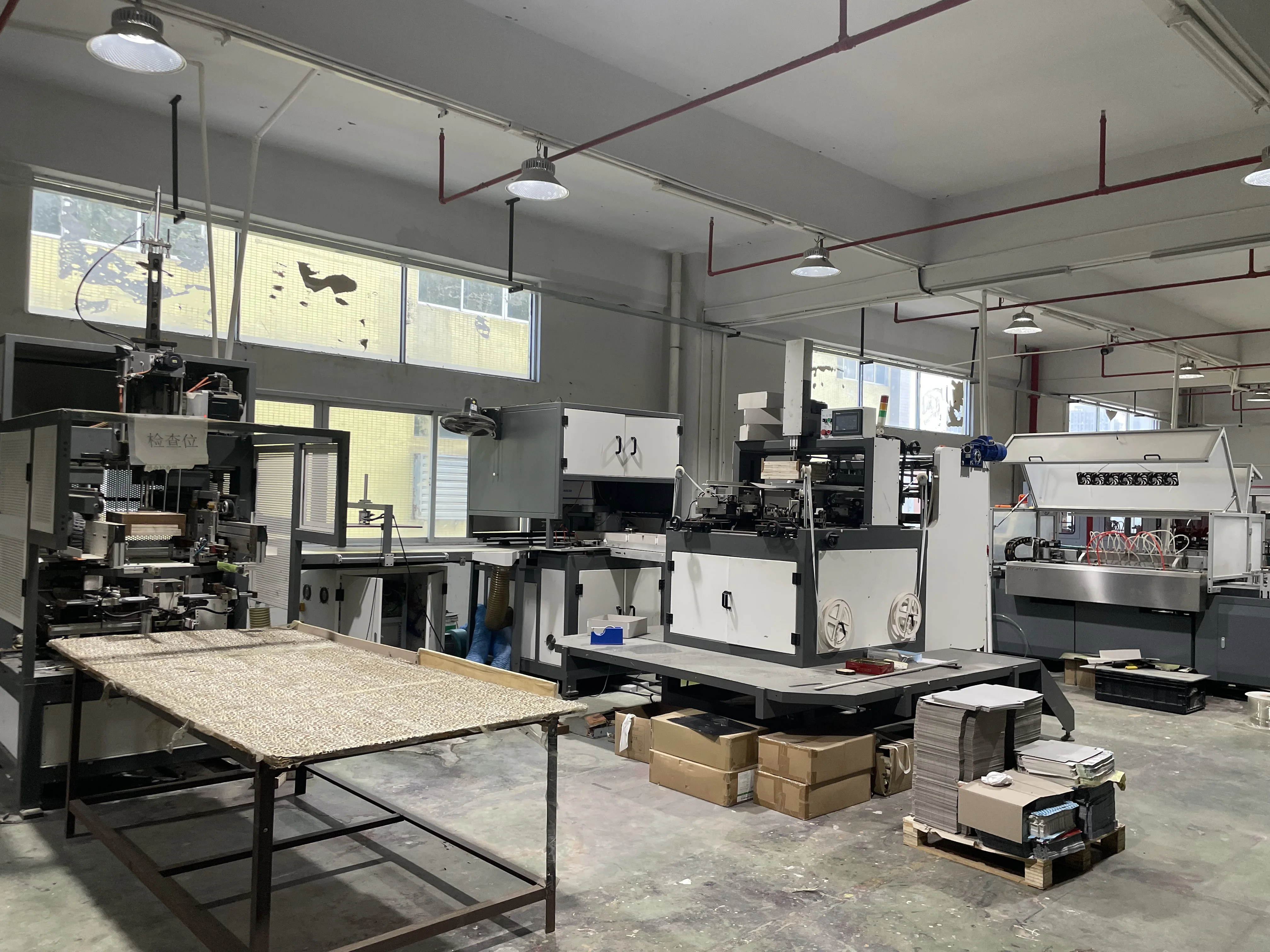 Чистый темно-черный мягкий на ощупь бумажный поставщик упаковки для одежды коробка с крышкой заказ золотой фольги логотип квадратной формы толщиной 2 см биоразлагаемый