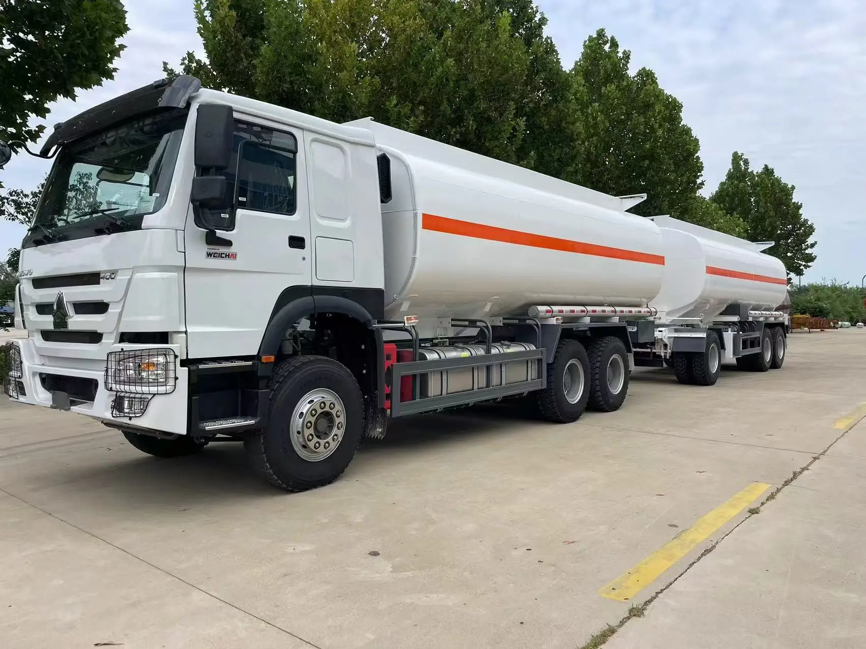 In Stock Supply 5000 Liters Fuel Tanker Trucks Howo Tanker Truck 6x4 Sinotruck Used Water Truck Tanker