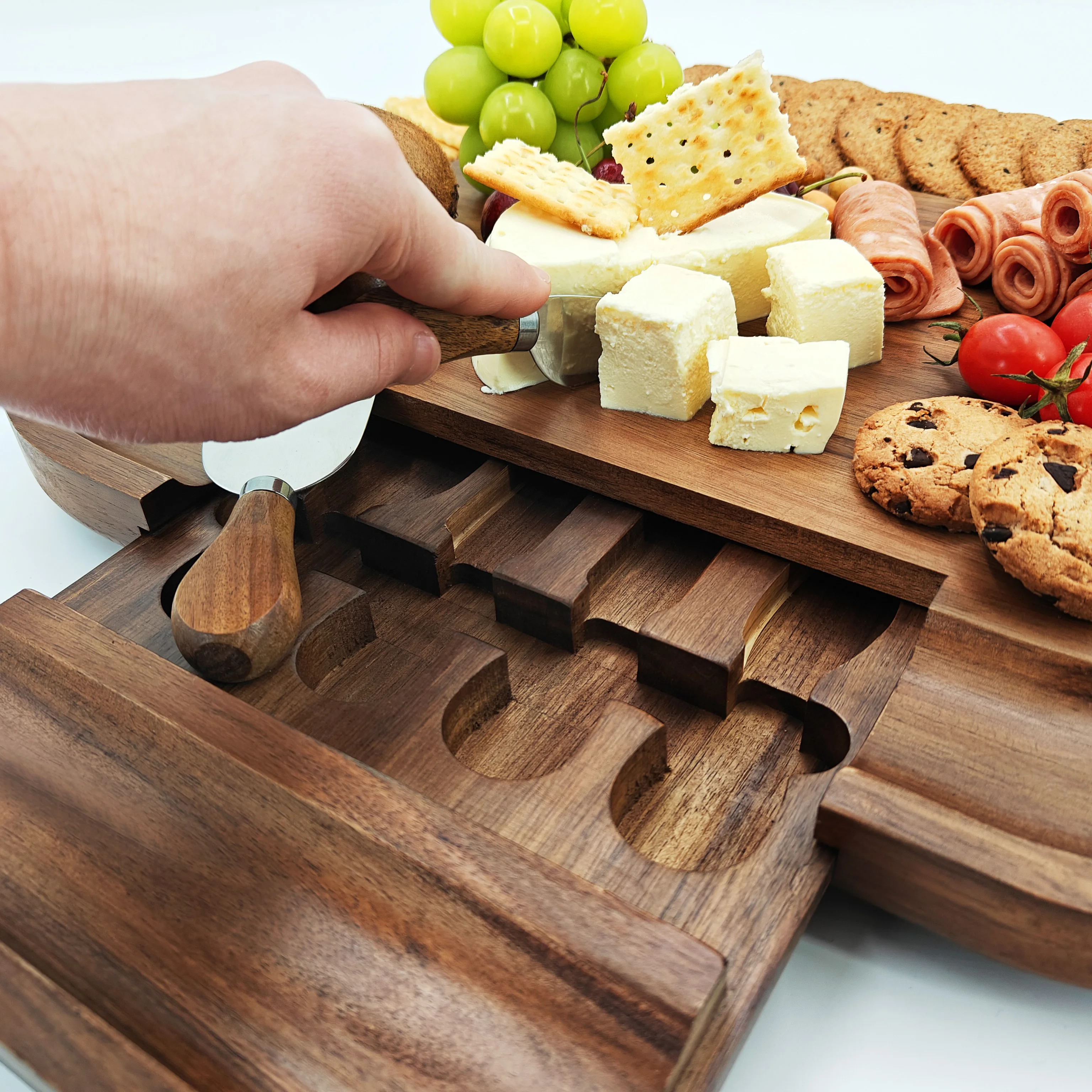Wholesale wooden cheese board knife set custom cheese platter tray wood charcuterie board round acacia wood cheese board