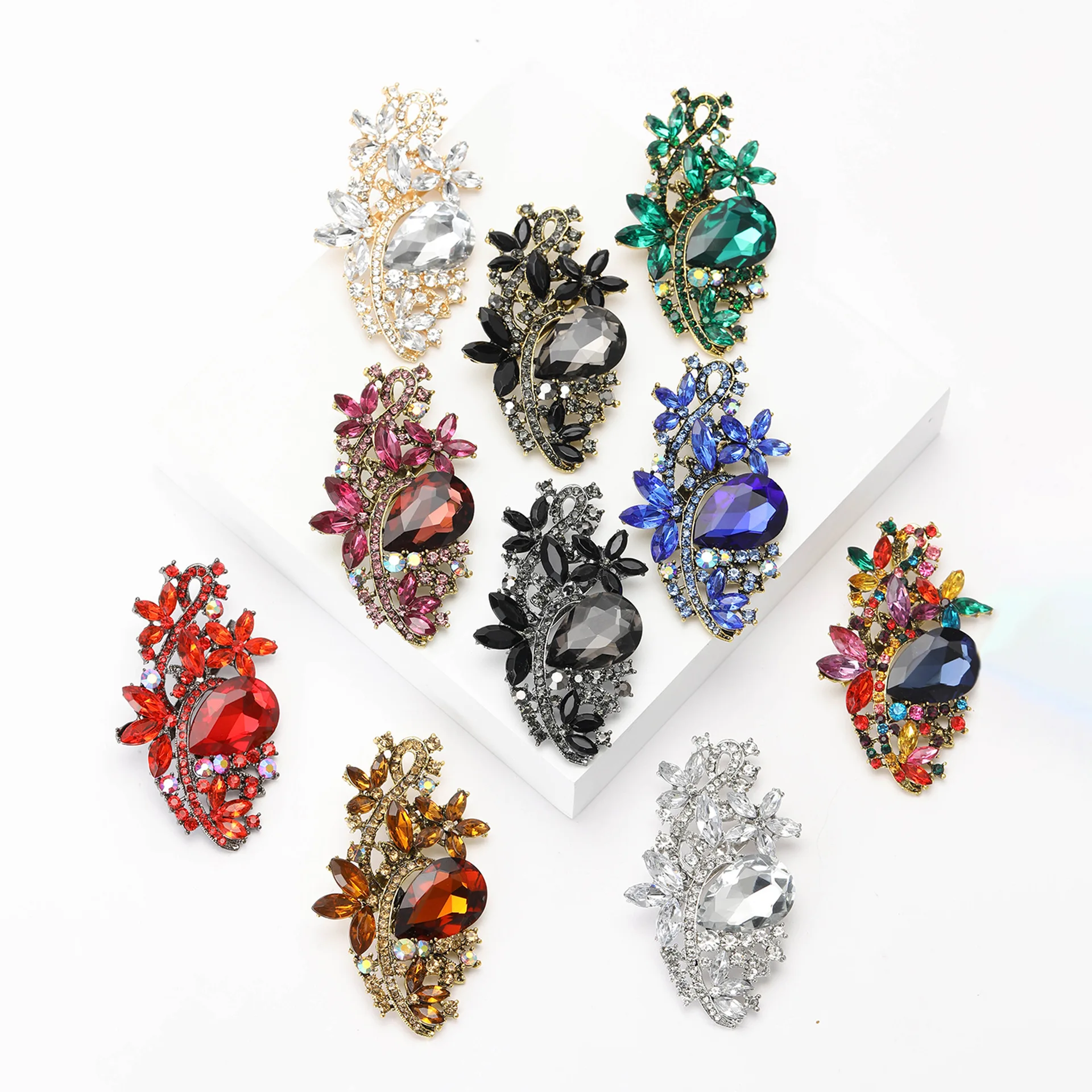 Retro Women Crystal Brooch Cheap Brooches Pins Flower Design Diamond Brooch For Women Wholesale