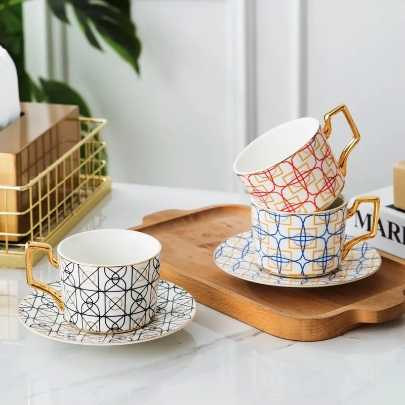 
Готовые к отправке чайные чашки с золотой ручкой, кофейные керамические чашки и блюдца с золотой каймой, керамические кофейные фарфоровые чашки и блюдца 