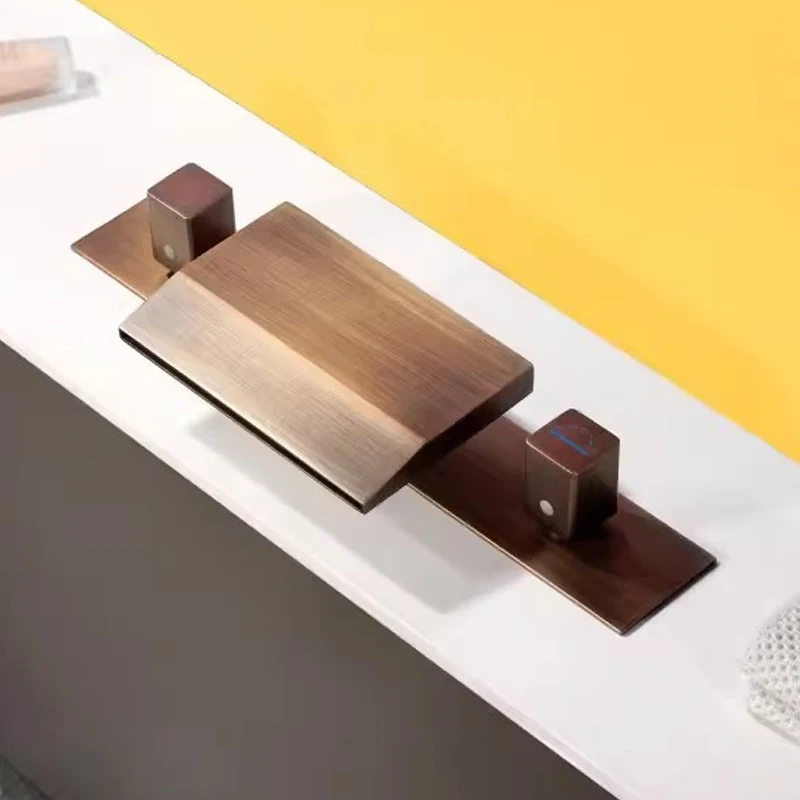 Brass european style antique hot spring bath faucet large flow cold and hot valve mud pool waterfall bathtub side faucet