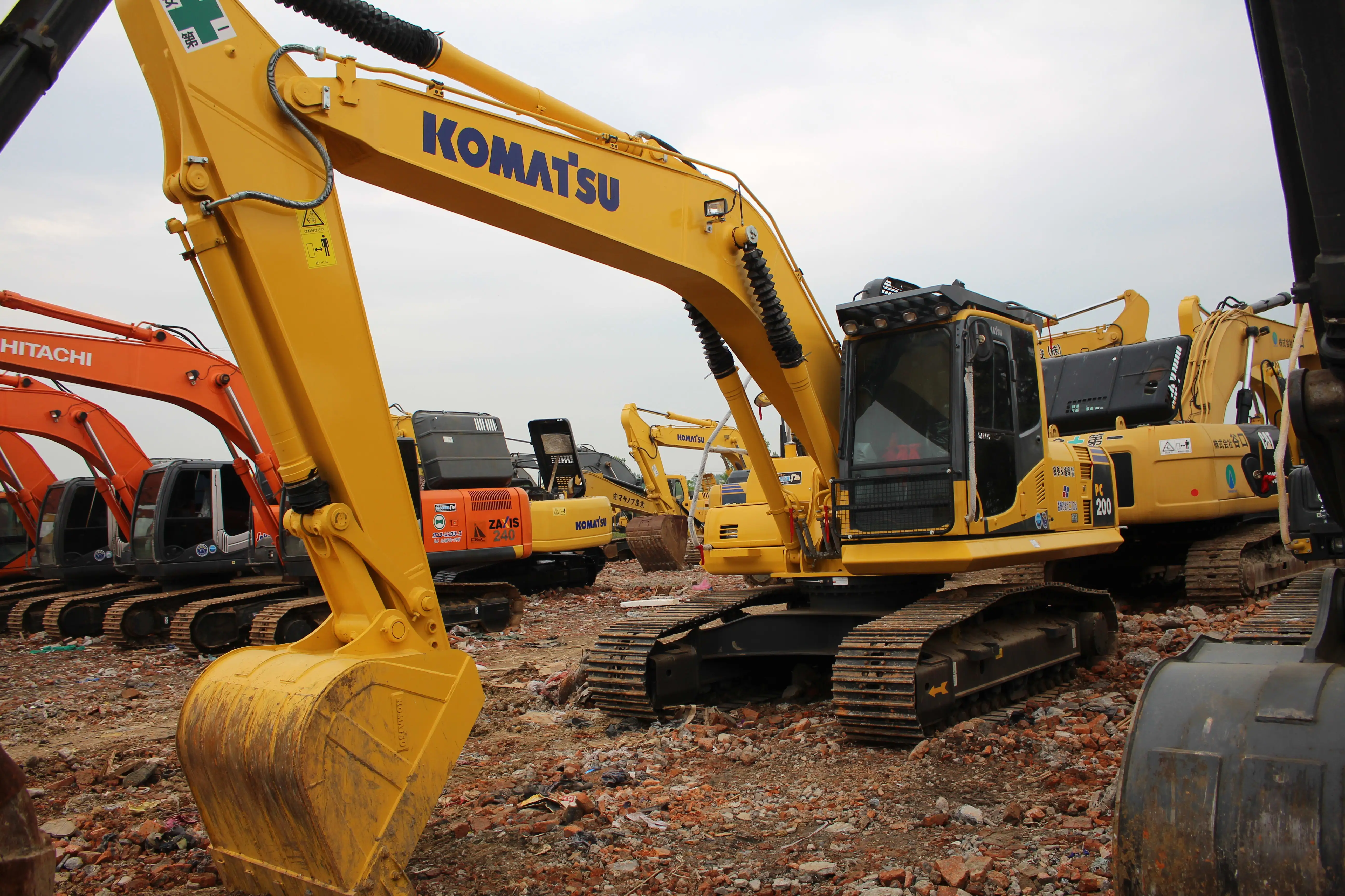 Sell best price komatsu pc200 in good condition and low hours machine second hand komatsu pc200