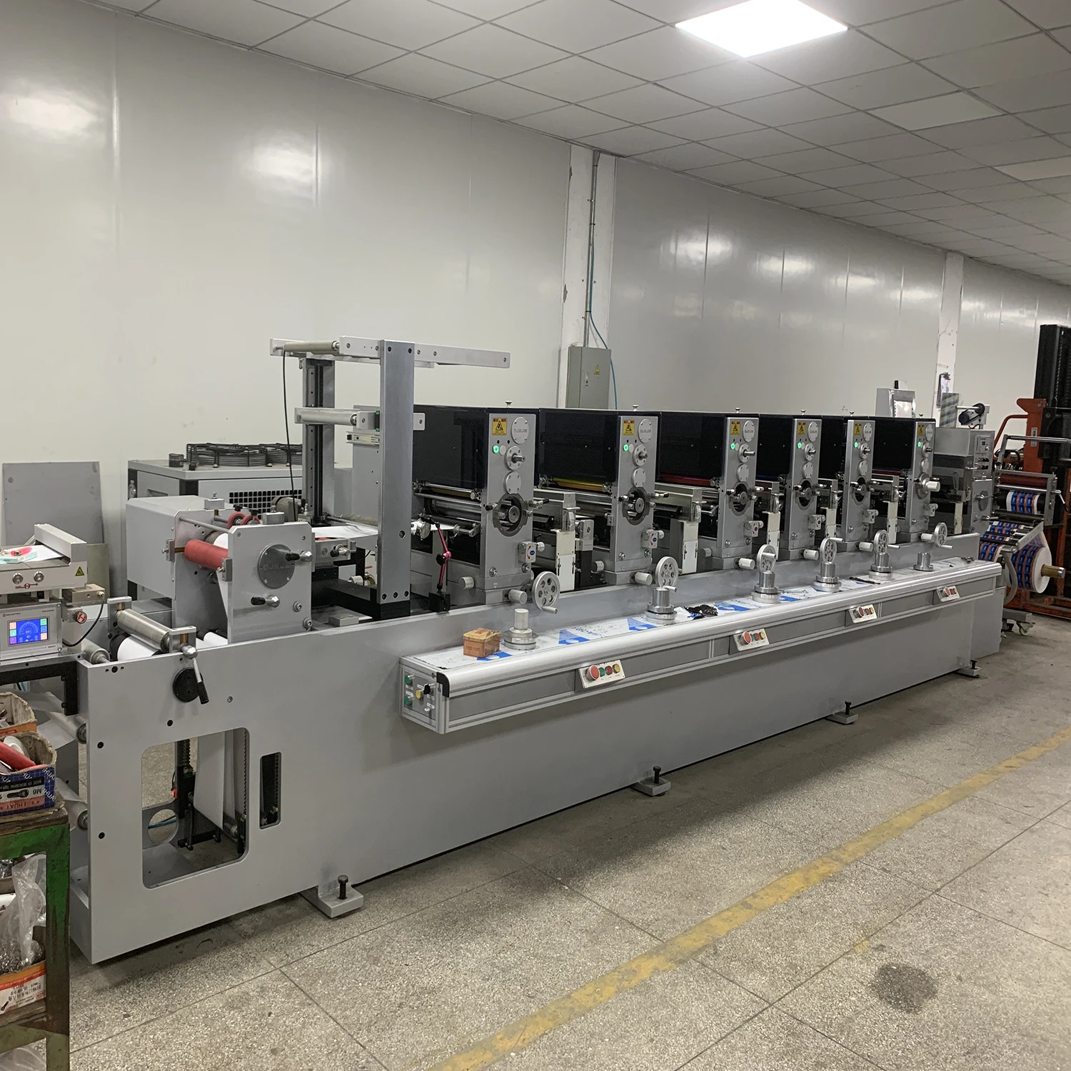 Pletterpress машина ПВХ PP клейкая упаковочная этикетка водонепроницаемый блок для вырубки двухсторонний прерывистый печатный станок для этикеток