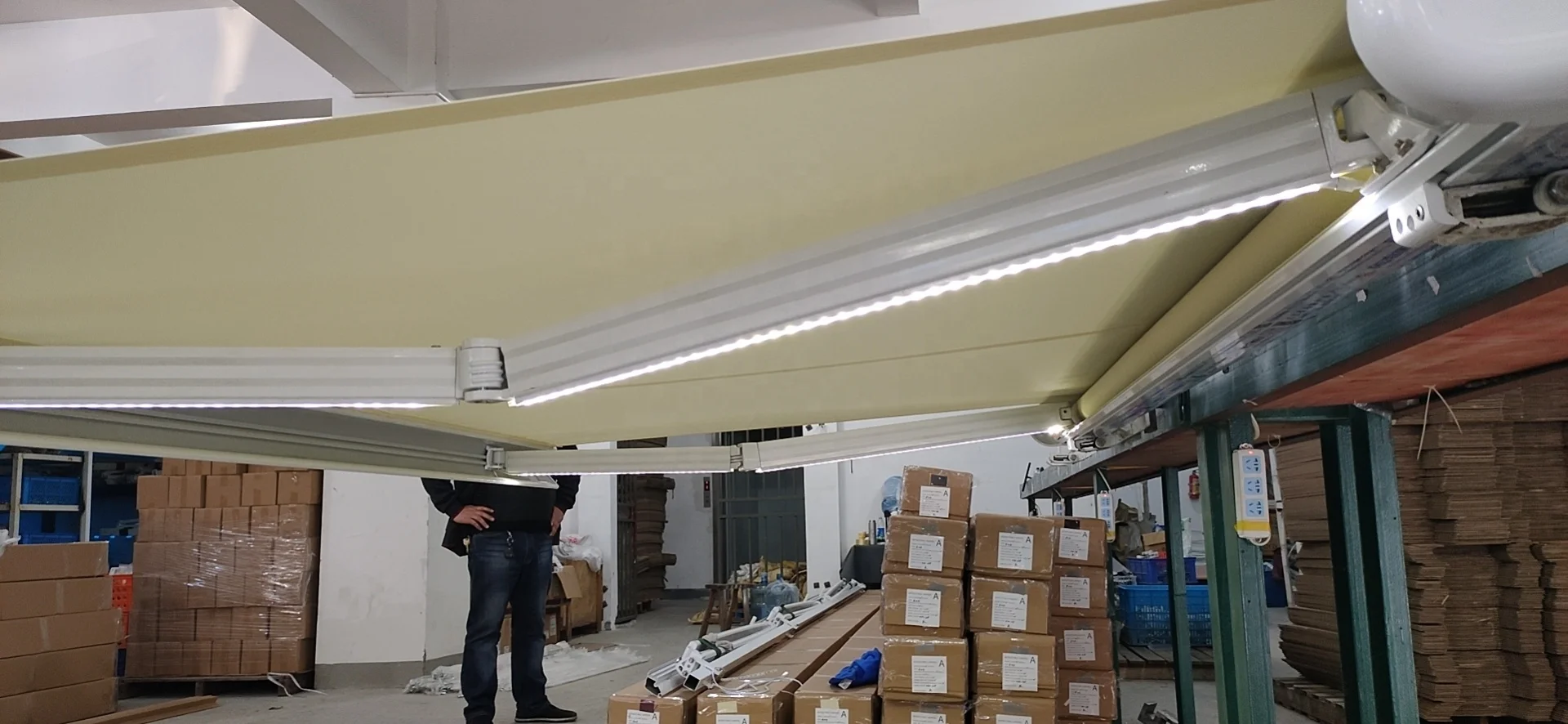 
Outdoor High Quality Aluminum Frame Outdoor Electric Patio Garden Big Size Retractable Awning with weather sensor 