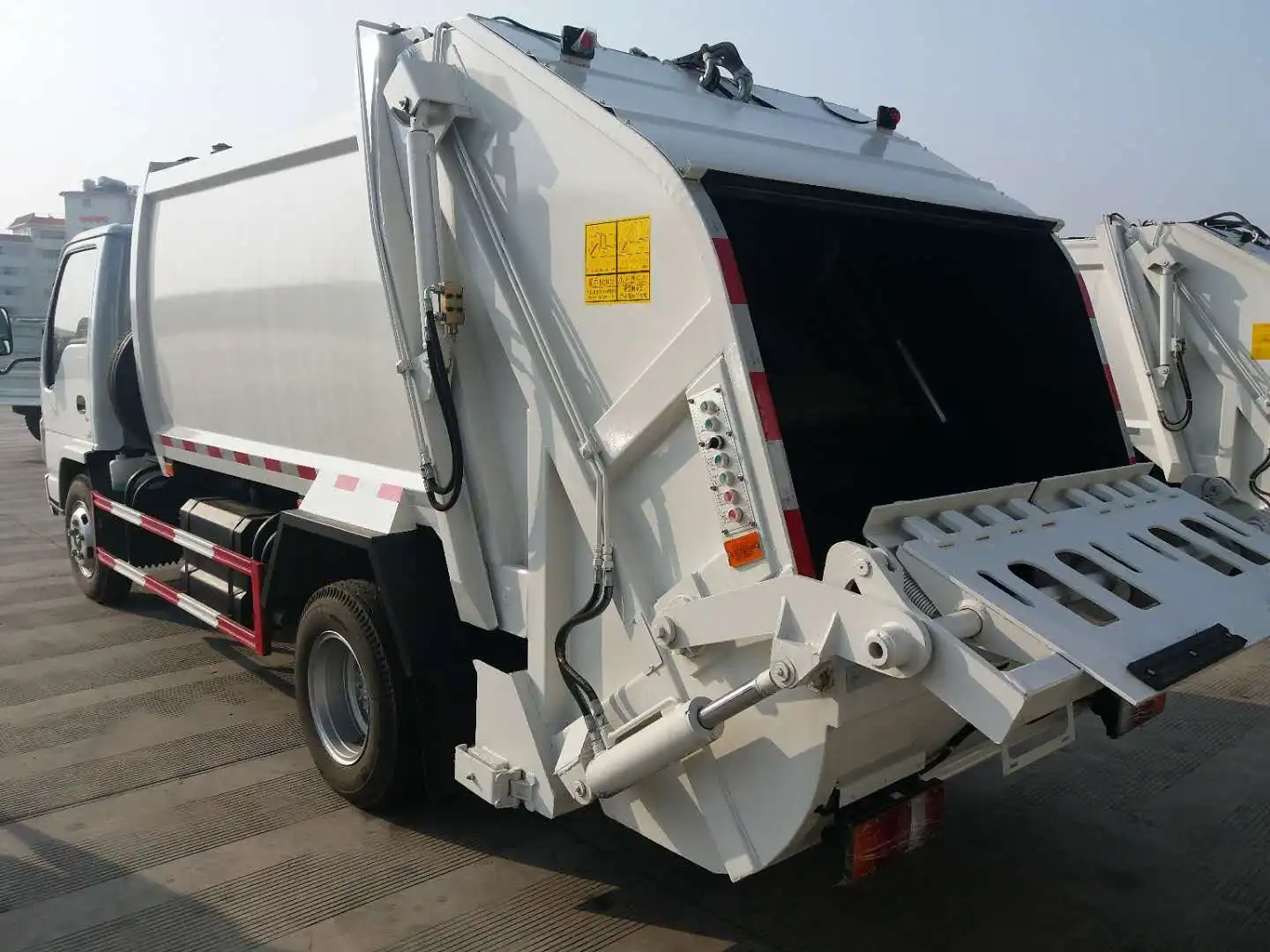 Japanese brand isuzu 4x2 garbage compactor truck waste Garbage Collection and Delivery Rubbish Truck