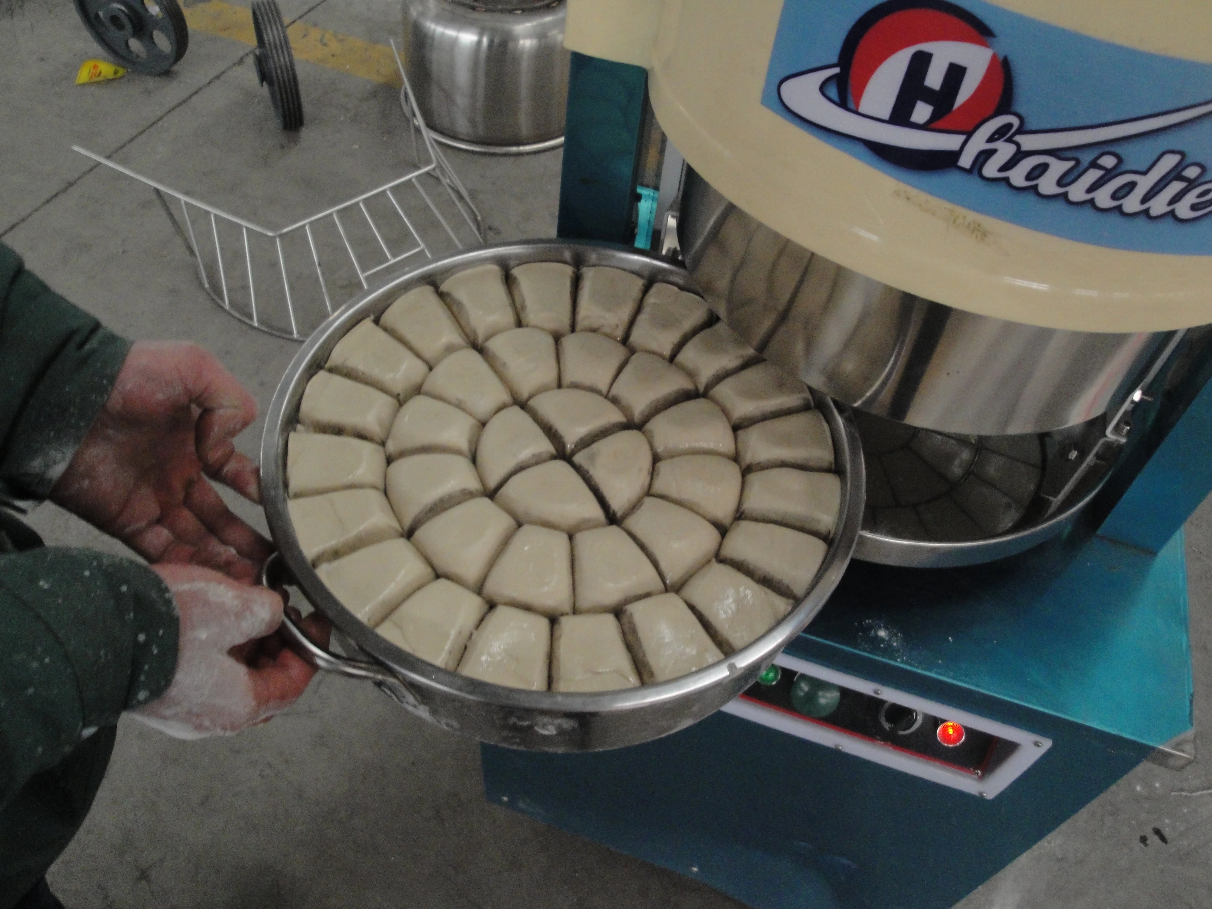 High Quality 30g - 180g Table Top Bread Dough Divider Bakery Mini Dough Divider Manual Dough Divider