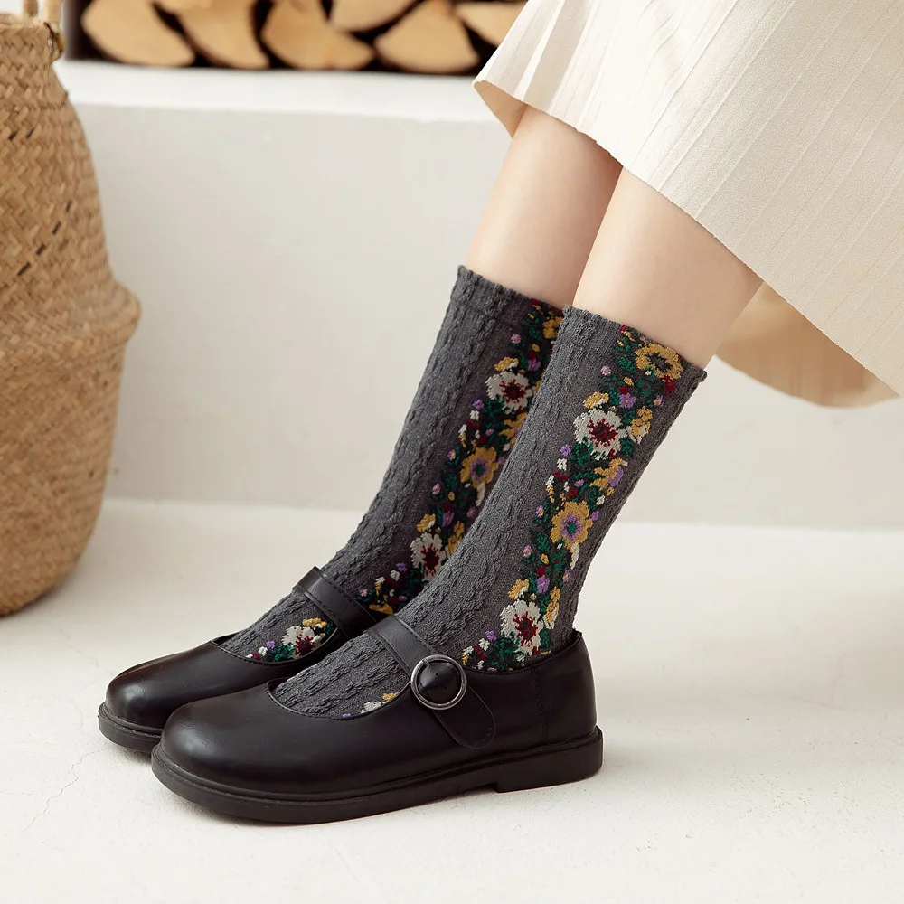 wholesale high quality harajuku cotton ladies Elegant flower autumn winter fancy socks Korean retro tube cozy socks for women