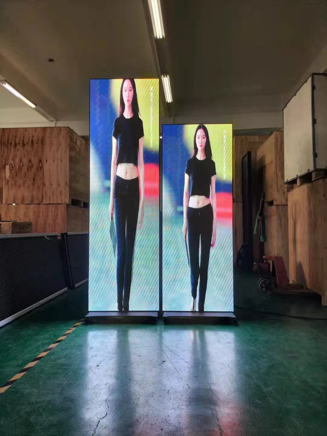 P2.5 Floor Standing Outdoor LED Poster Portable Advertising Billboard Advertising LED Display Screen for Shopping Mall Store