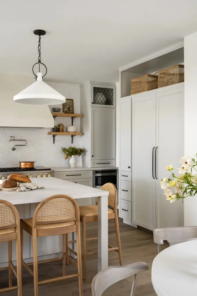 Vermont Round Shaker Wood Door Style Customized Colour Paint Finished Kitchen Cabinet white shaker with black handle