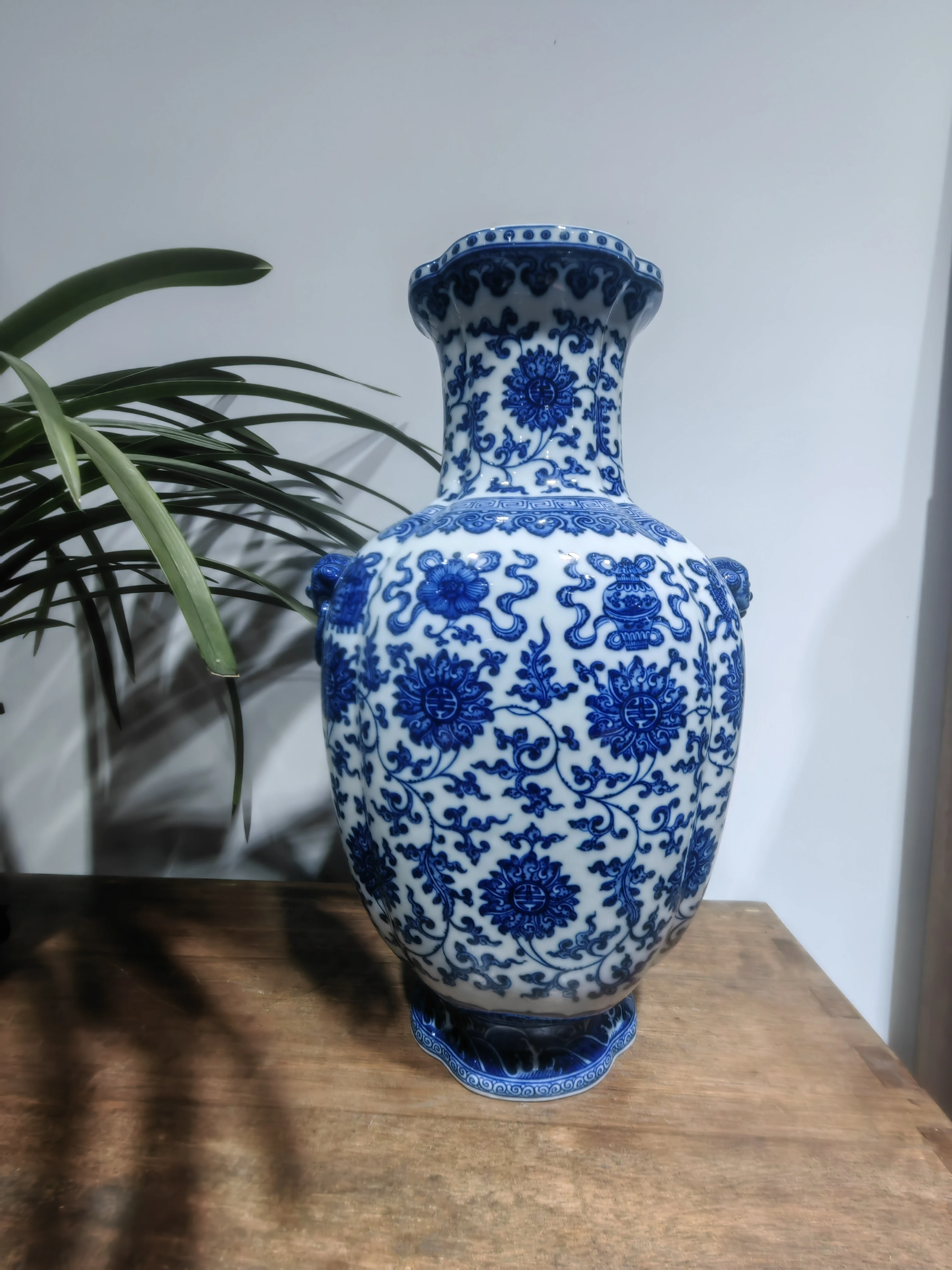 High quality classic Chinese blue and white porcelain vase for home decoration