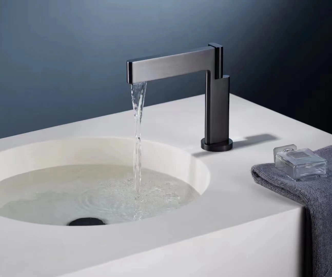 Luxury design artistic High quality brass bathroom wash hot cold matte black basin faucet