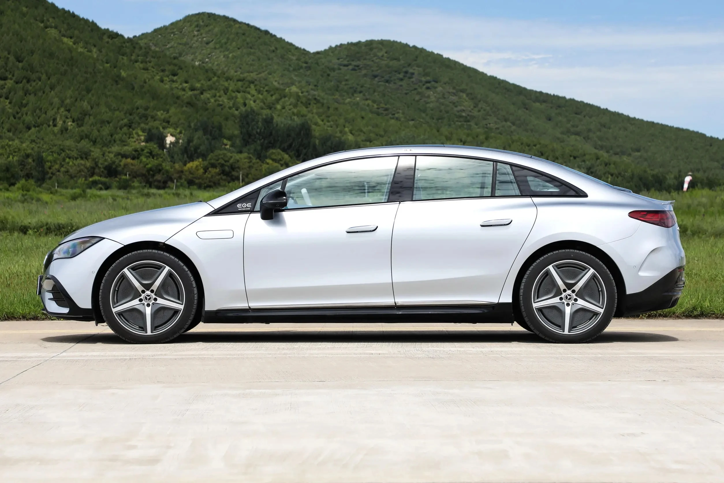 Selling the low-cost 2024 EQE, the most popular electric car made in China