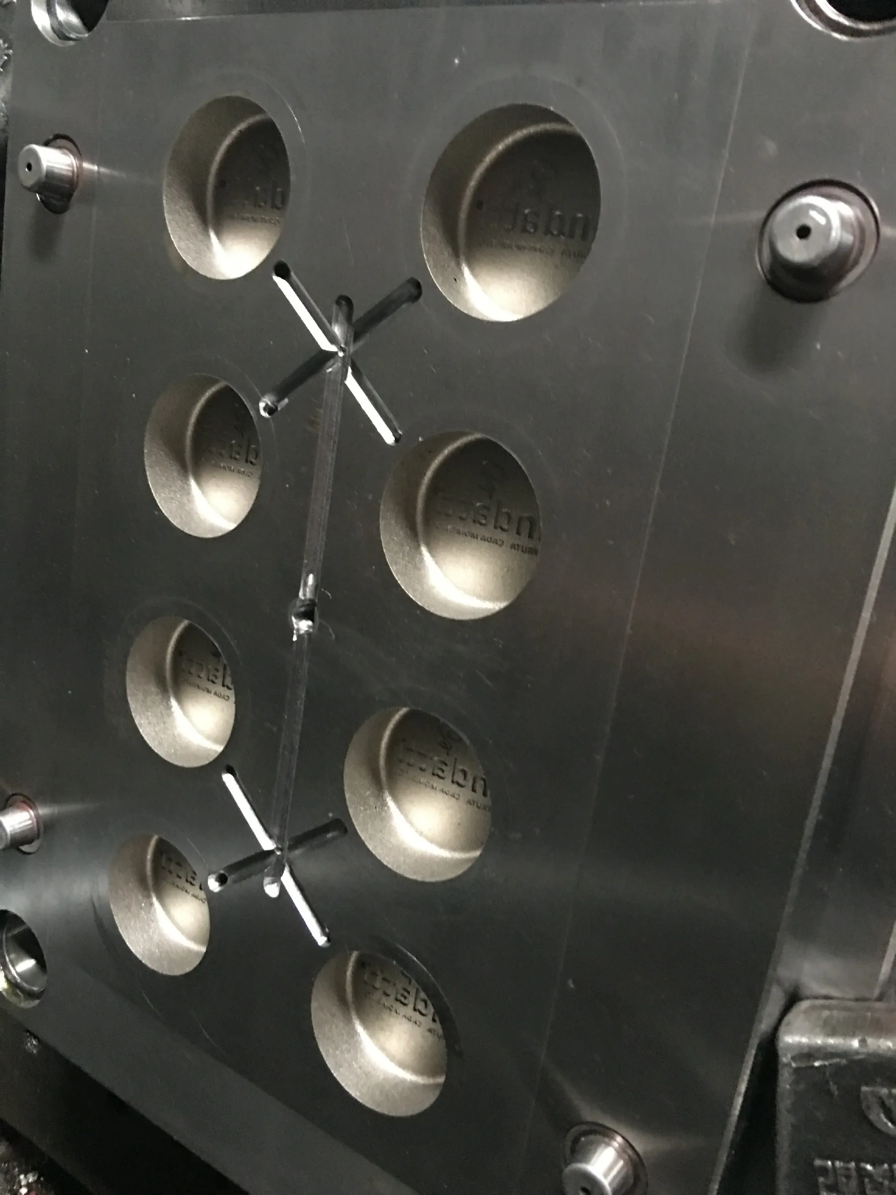 8cavity half hotrunner glass bottle coffer cap injection mould