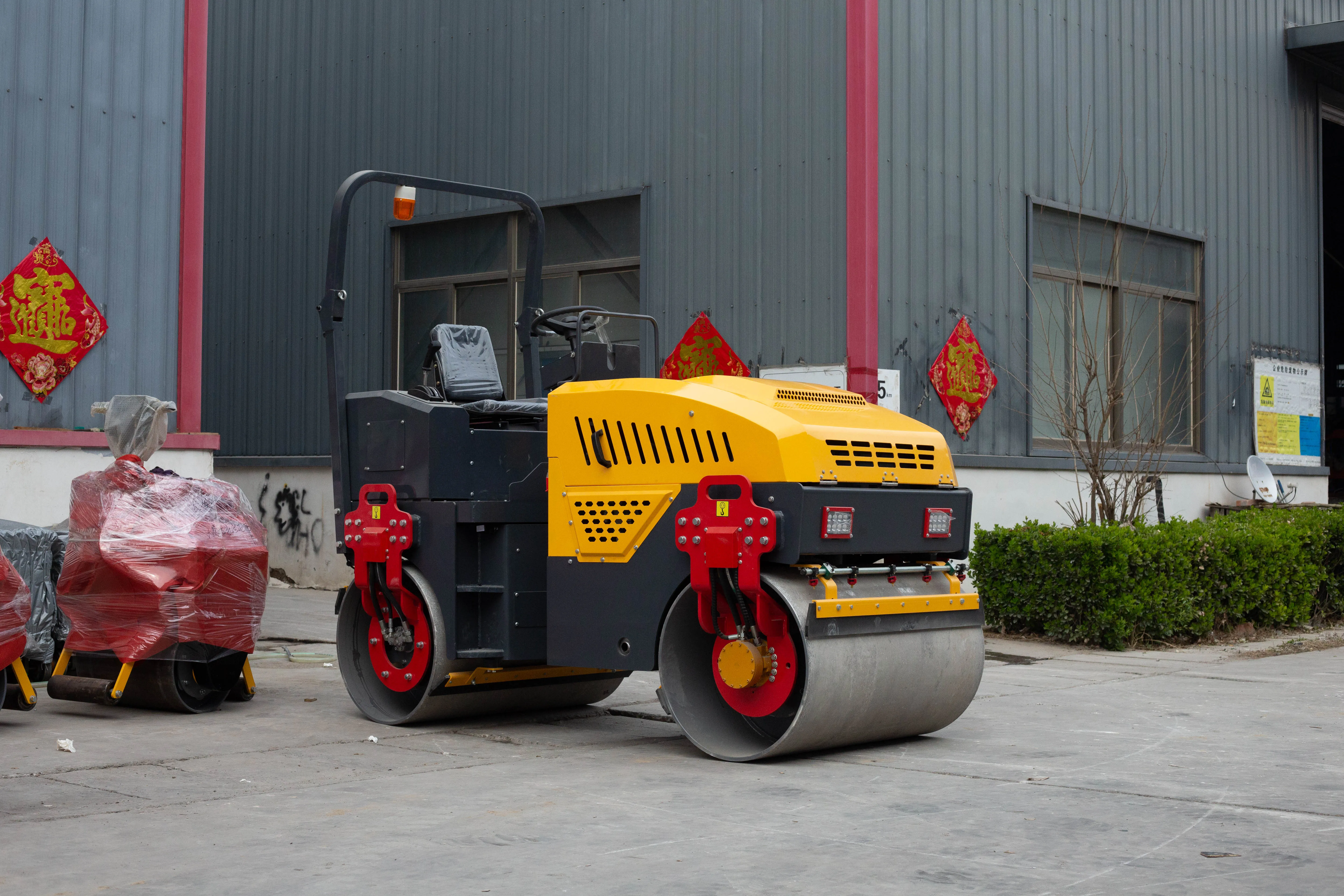 high-efficiency ride on vibrator roller full hydraulic drive double drum vibratory road roller for flattening soil or bricks