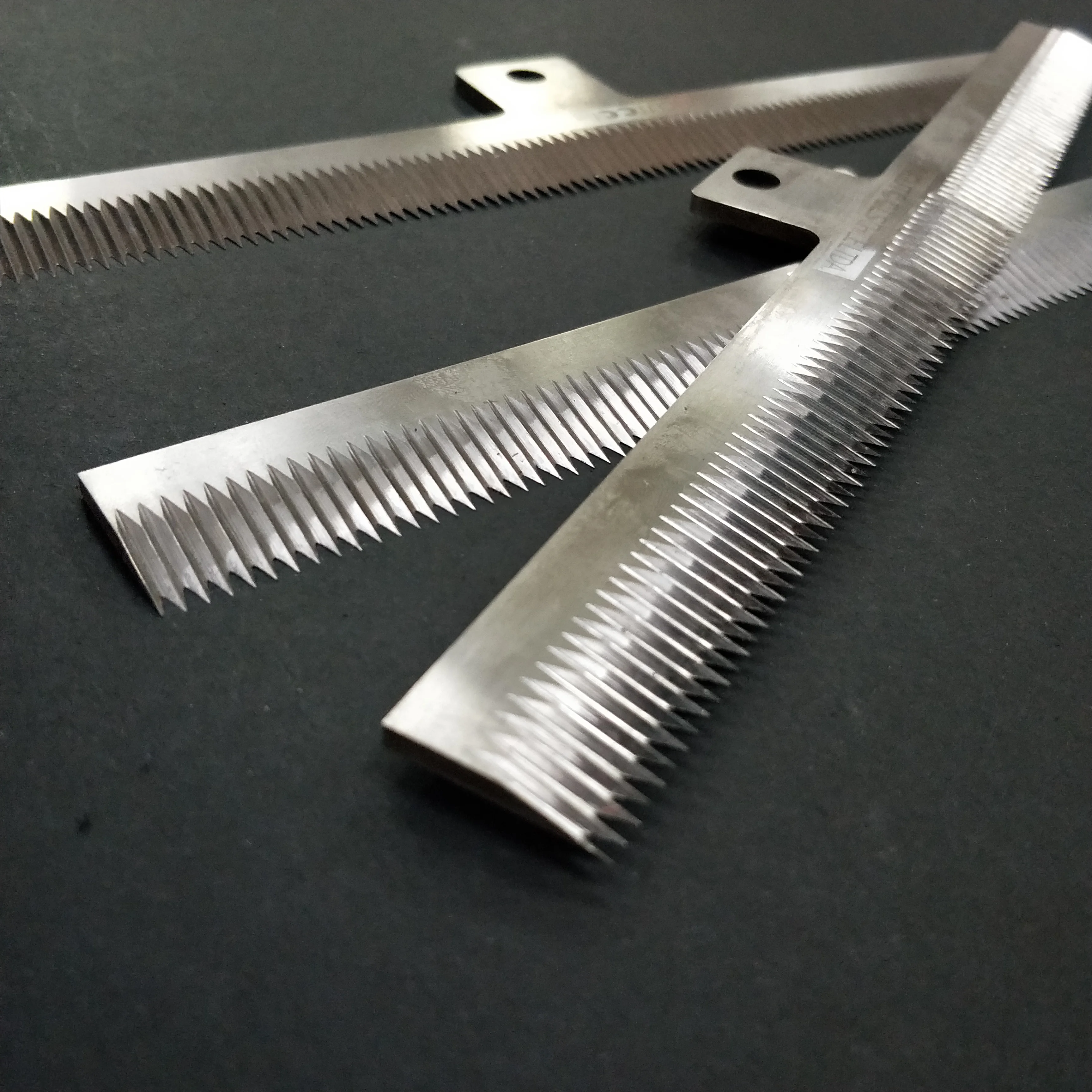 
 Упаковочная машина с длинными зубчатыми лезвиями  