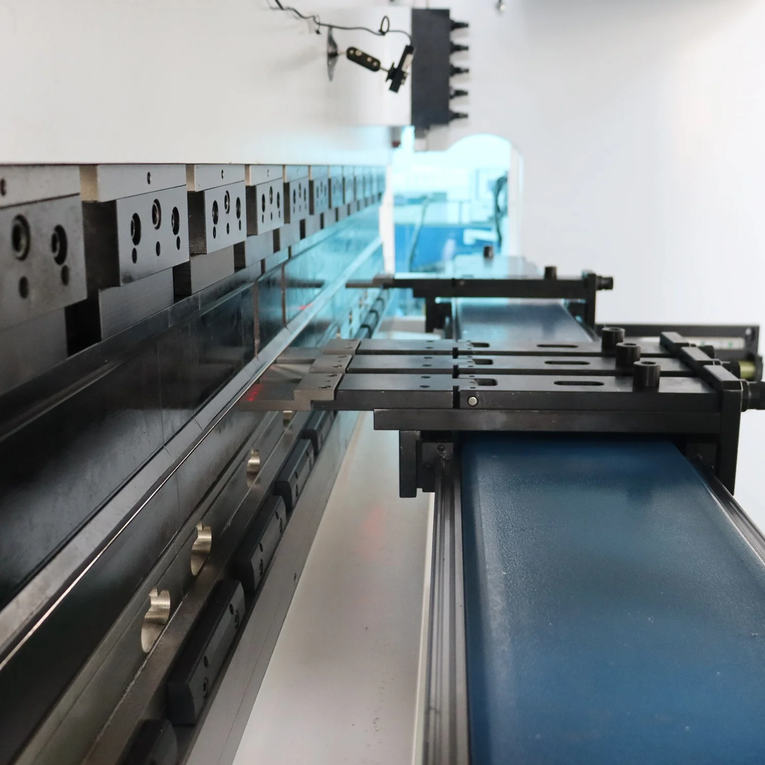 JUGAO 4 + 1 Оси Гидравлический автоматический пресс CNC тормоз для металлической стали мягкий углеродистый Ss CS стальной лист