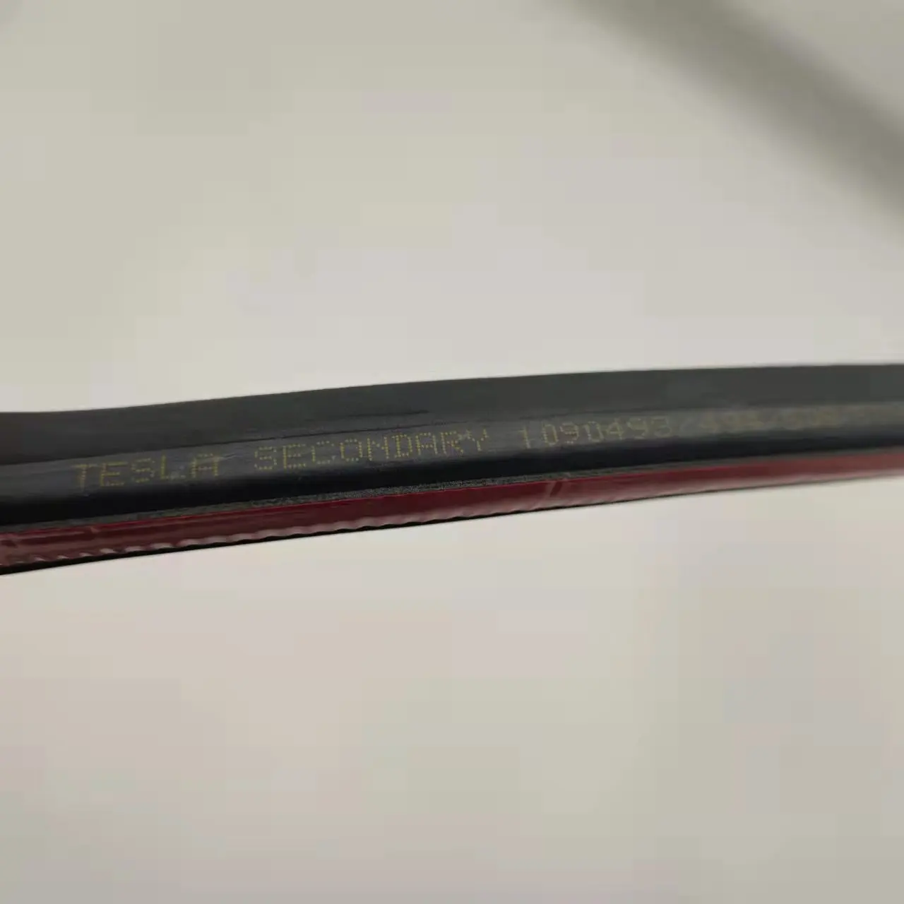 1090509-00-D M3 Right rear rubber closed cell silicone car frame edge strip for tesla