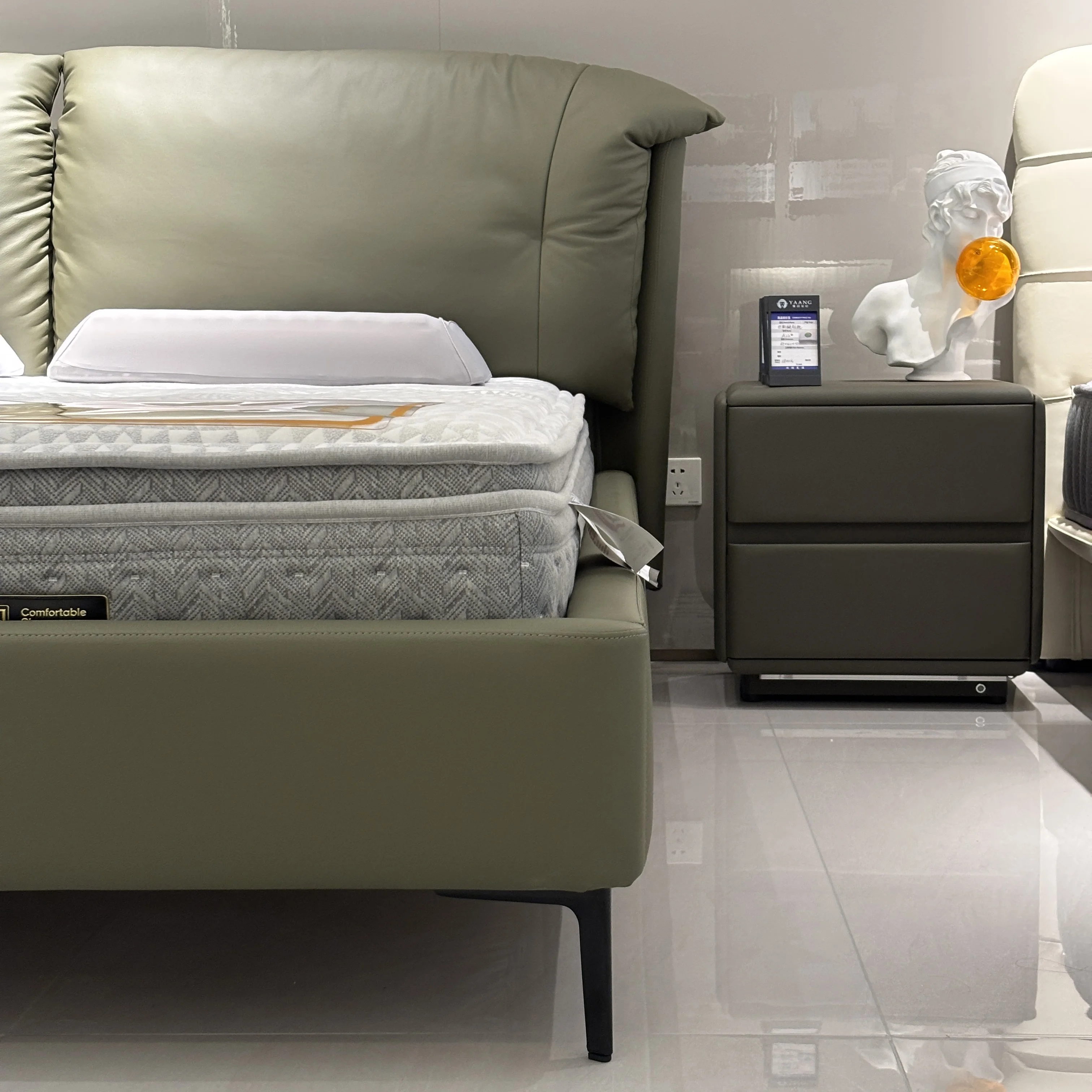 Modern Nordic Luxury King-Size Bed Frame Solid Wood Bedroom Furniture with Up-Holstered Leather Soft Bed Style Cama